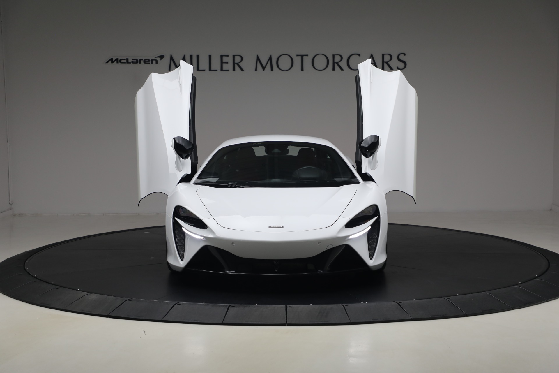 Used-2023-McLaren-Artura-TechLux