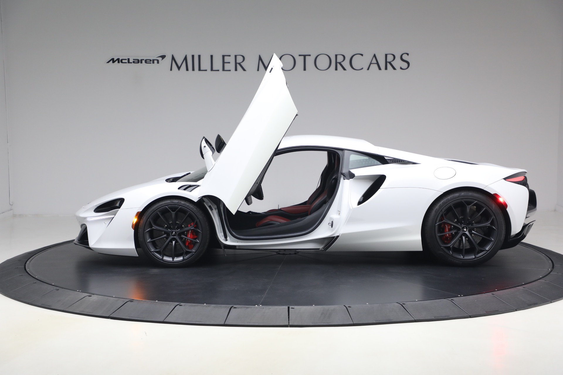 Used-2023-McLaren-Artura-TechLux