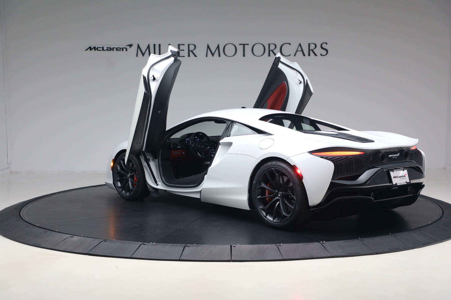 Used-2023-McLaren-Artura-TechLux