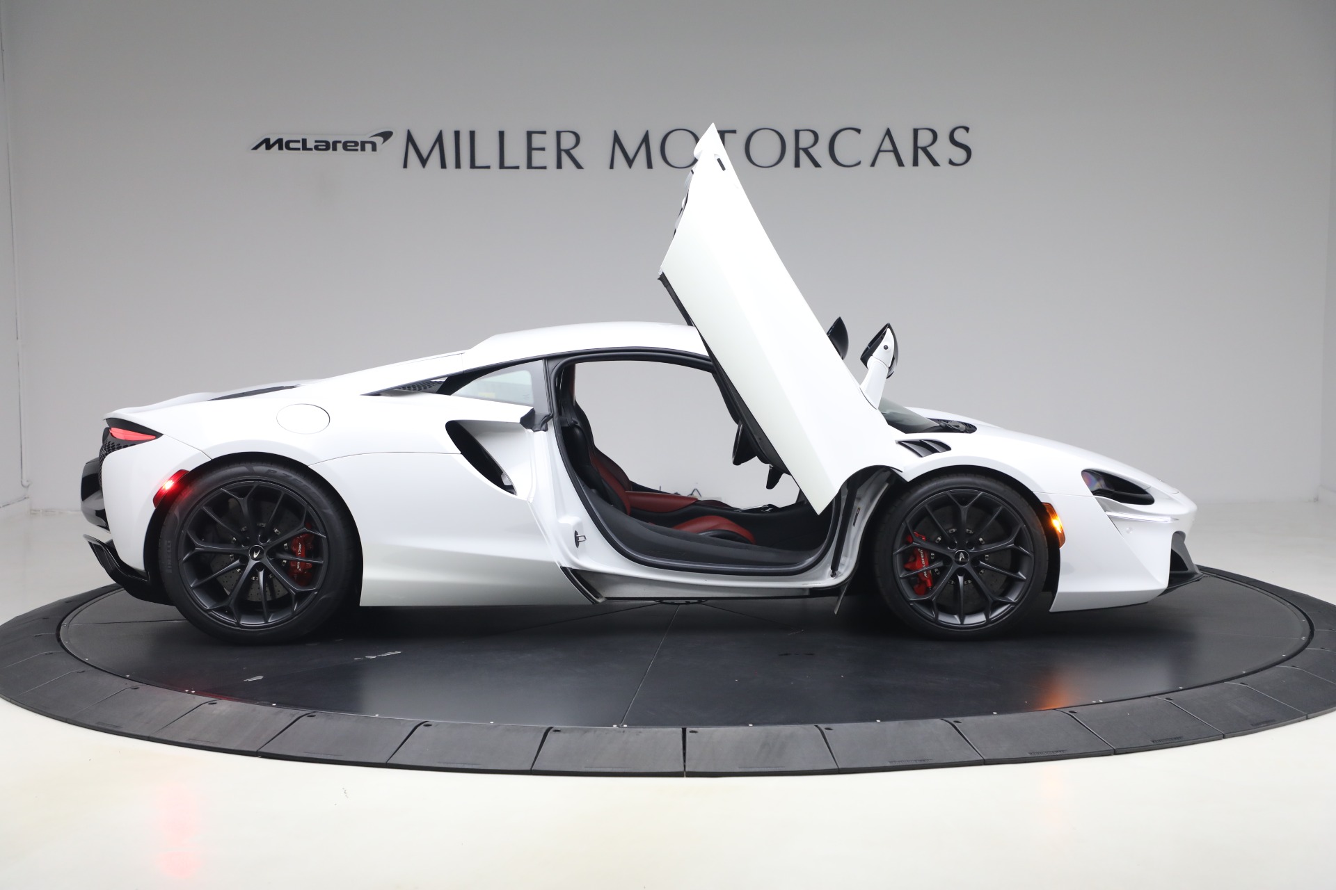 Used-2023-McLaren-Artura-TechLux