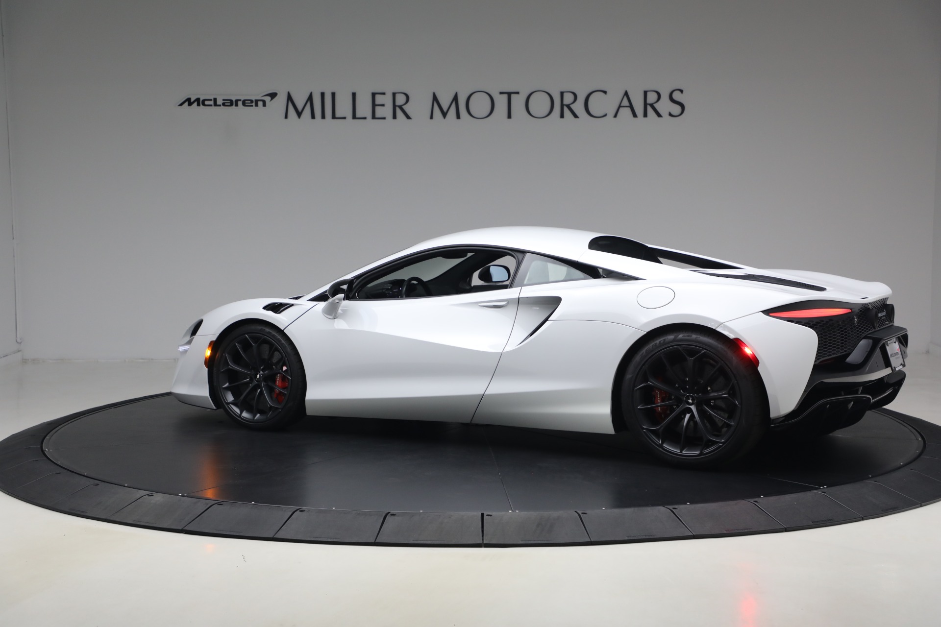 Used-2023-McLaren-Artura-TechLux
