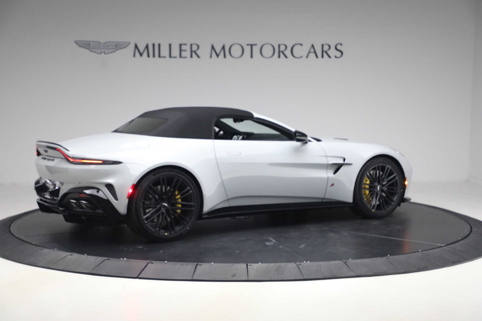 New-2026-Aston-Martin-Vantage-S-Roadster