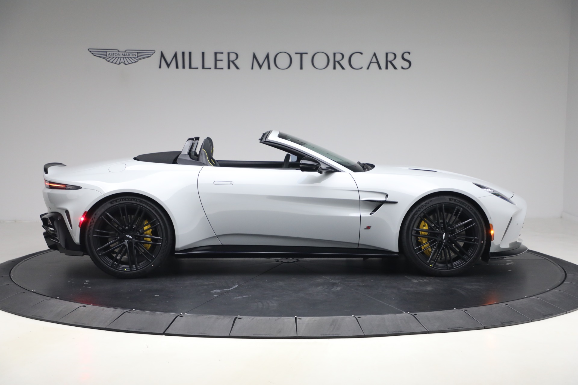 New-2026-Aston-Martin-Vantage-S-Roadster