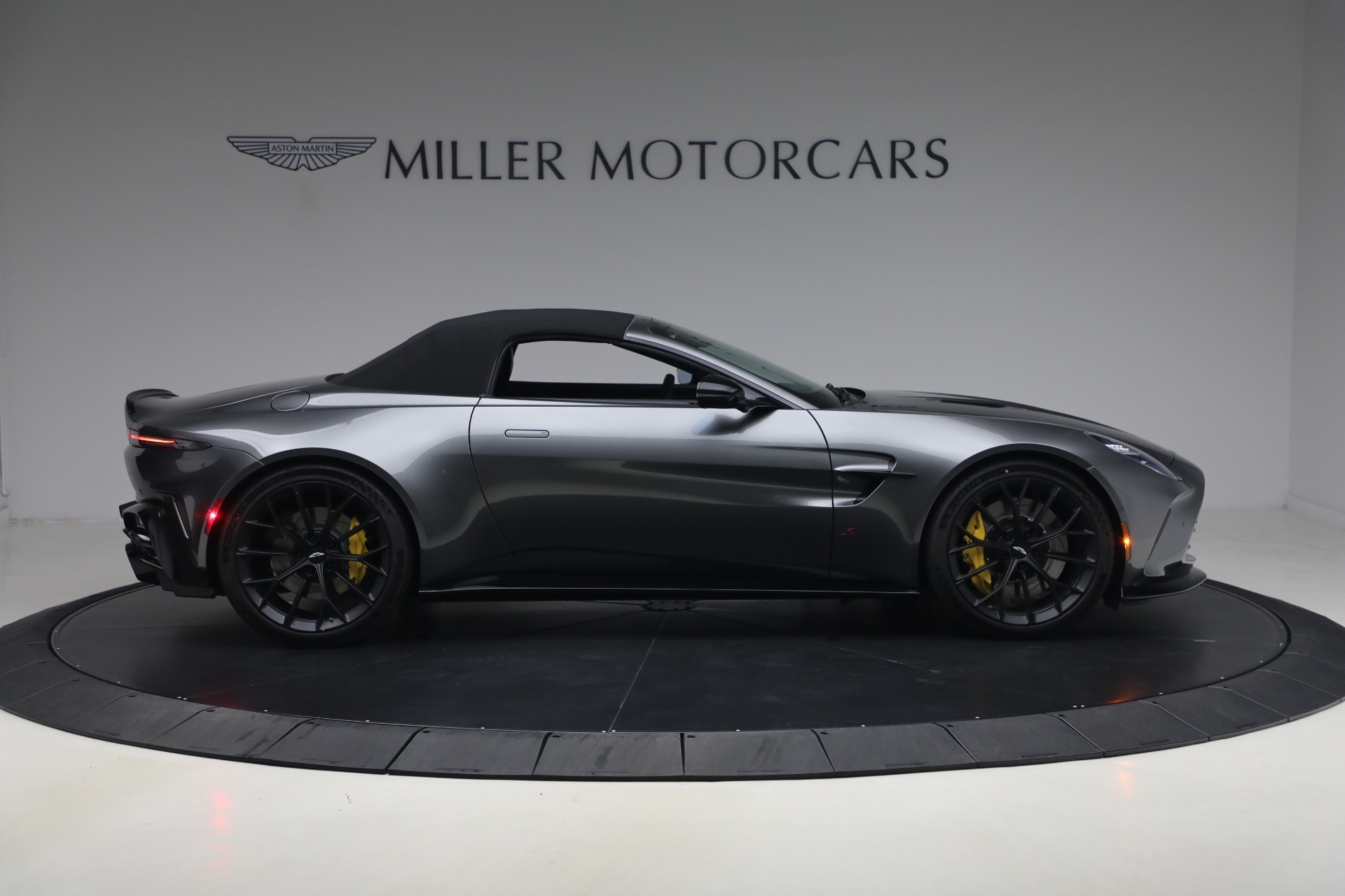 New-2026-Aston-Martin-Vantage-S-Roadster