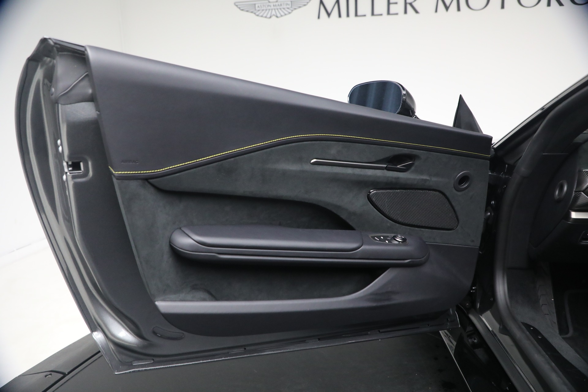New-2026-Aston-Martin-Vantage-S-Roadster