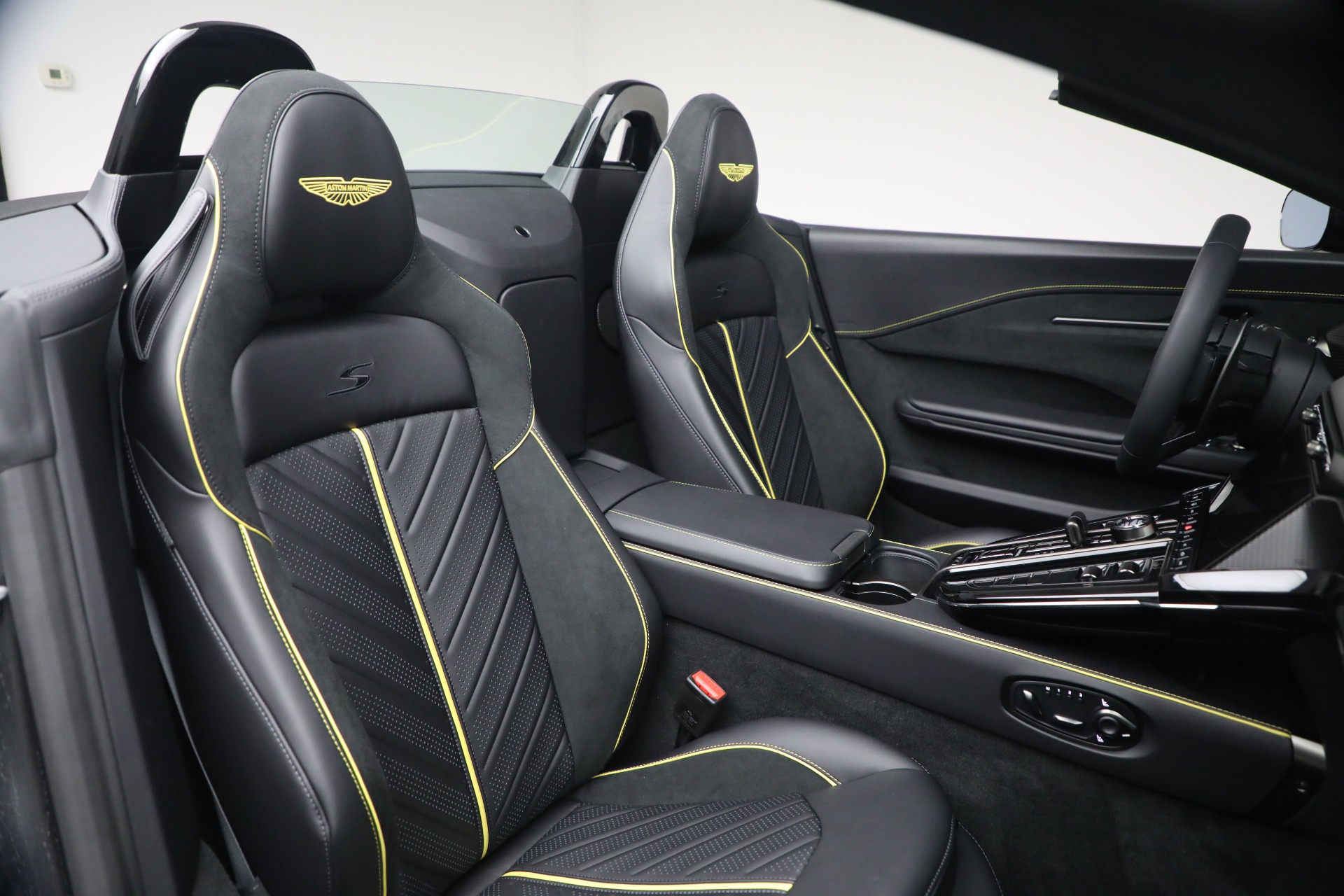 New-2026-Aston-Martin-Vantage-S-Roadster