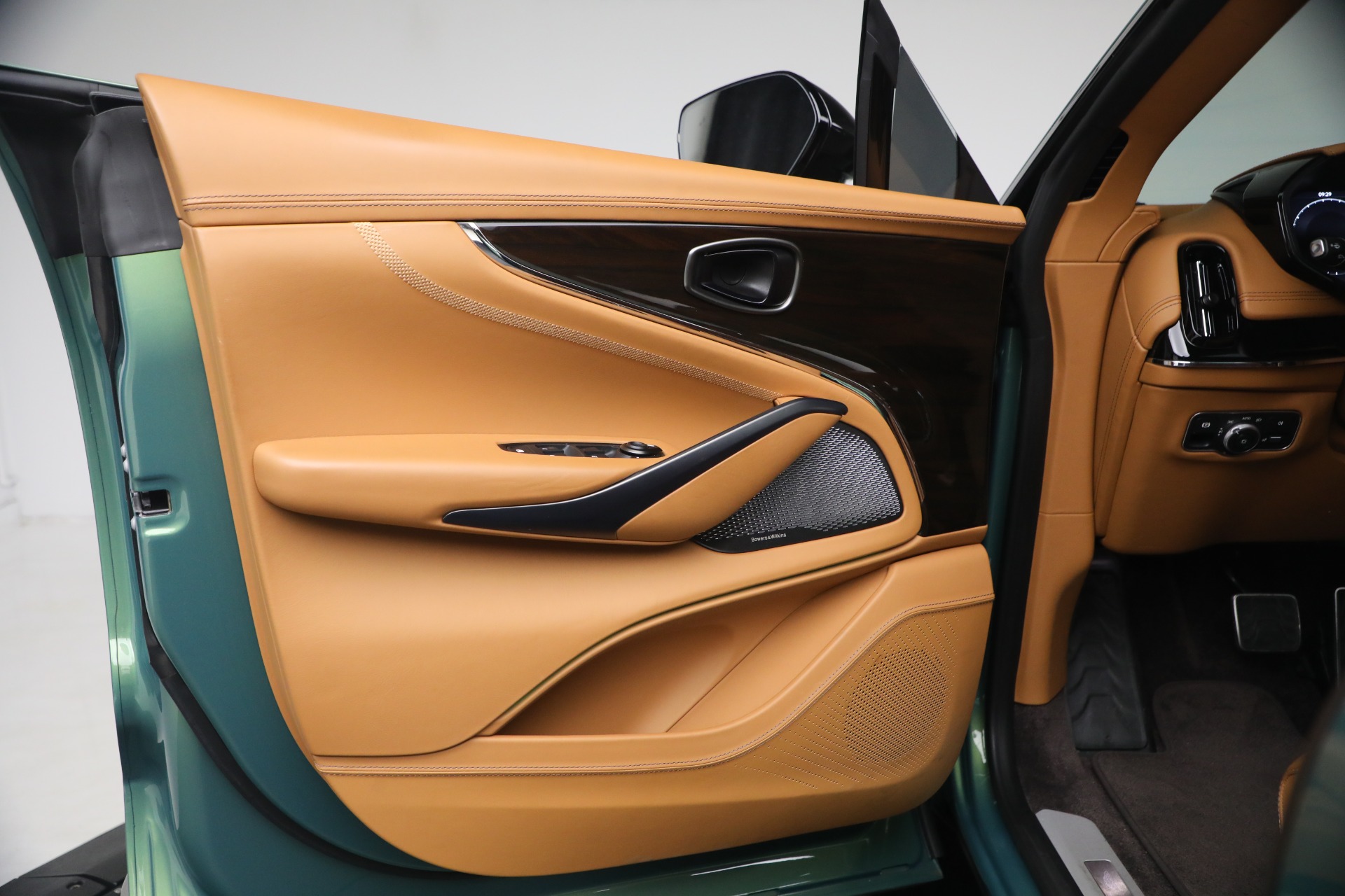 Used-2025-Aston-Martin-DBX-707