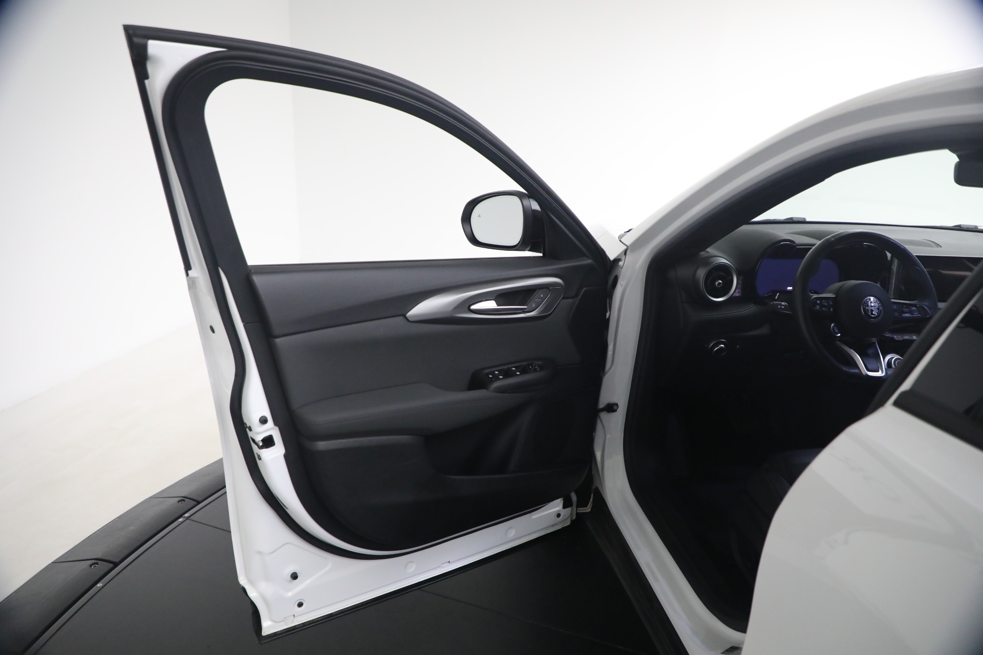 Used-2024-Alfa-Romeo-Tonale-Hybrid-Ti