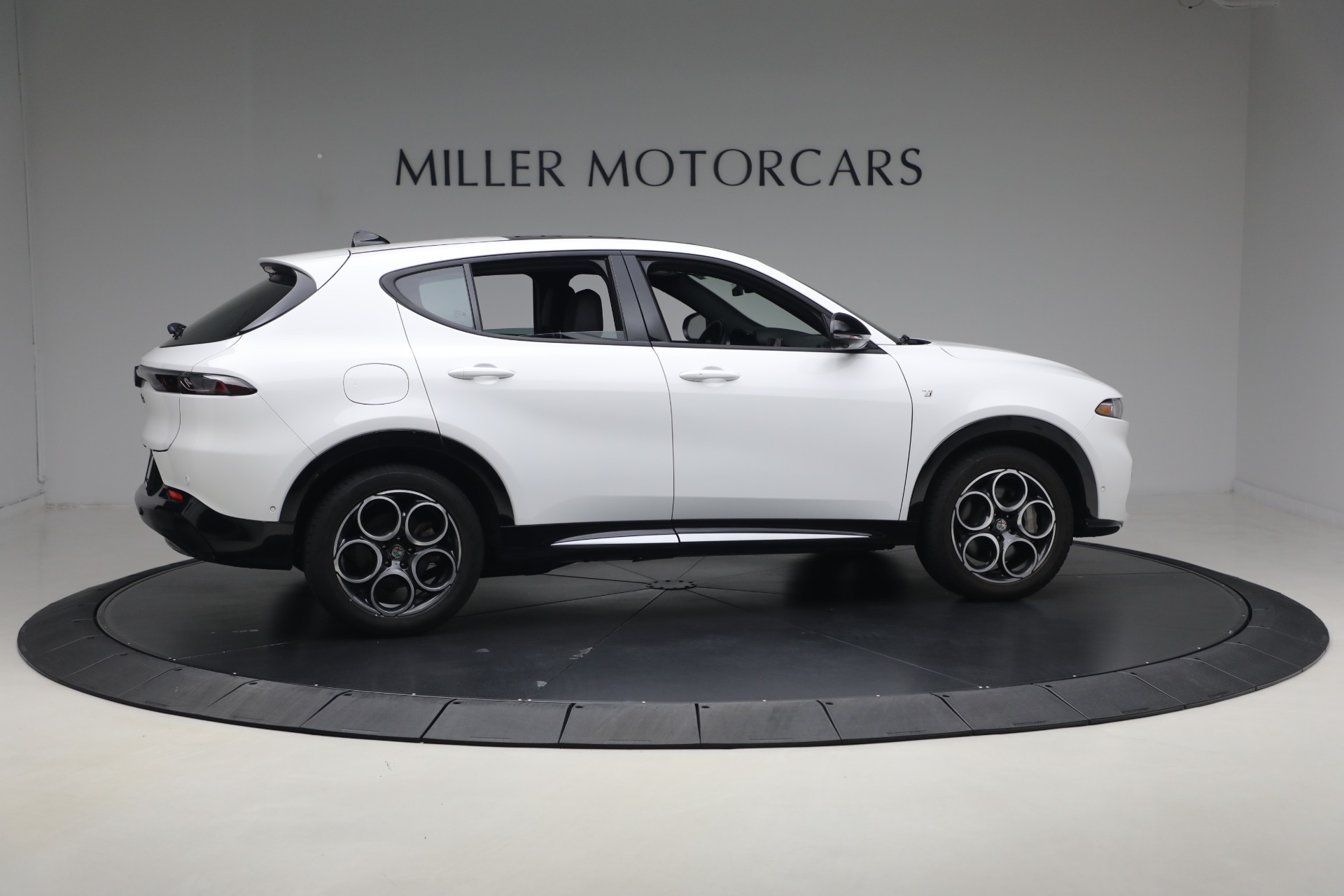 Used-2024-Alfa-Romeo-Tonale-Hybrid-Ti