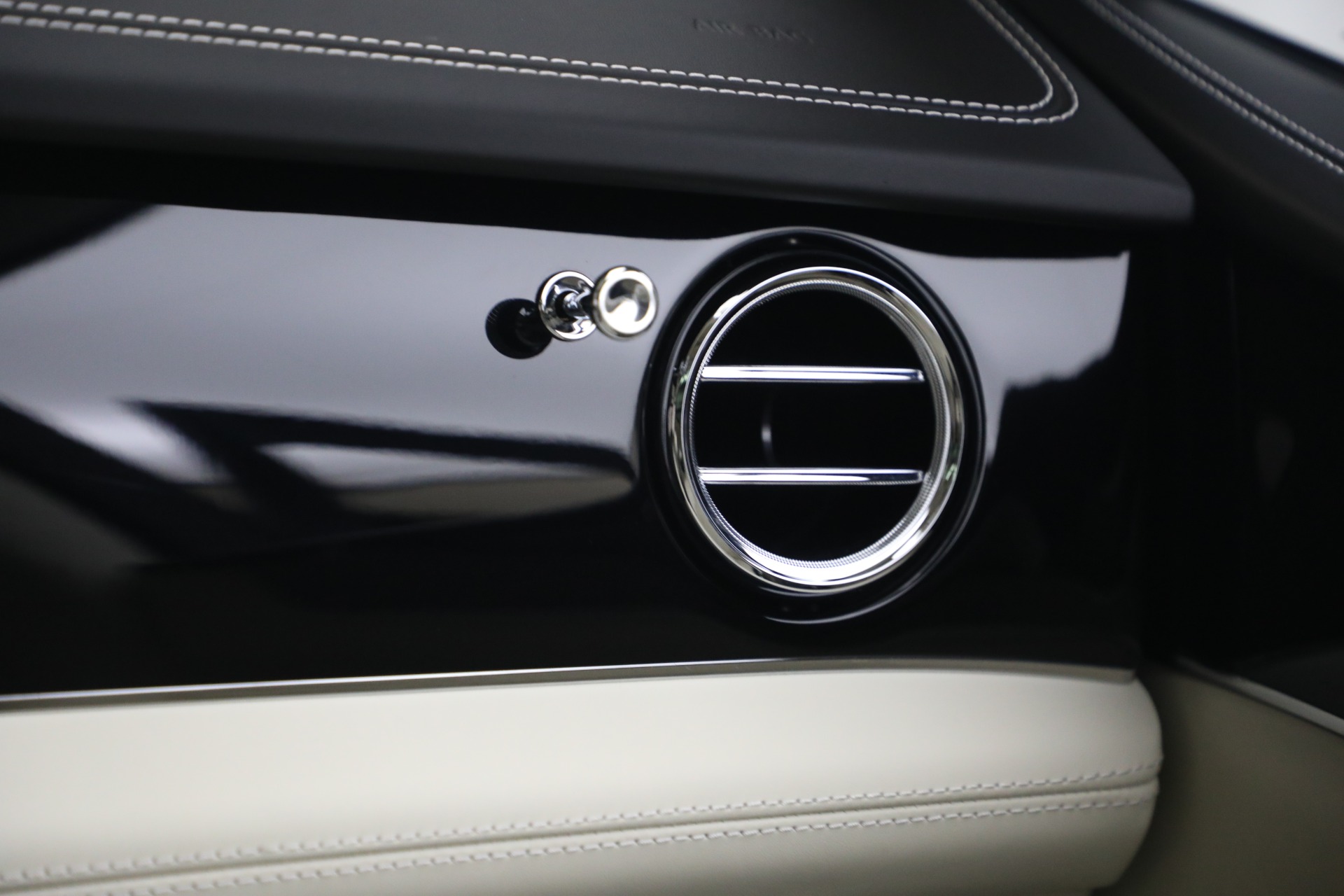 Used-2022-Bentley-Bentayga-V8