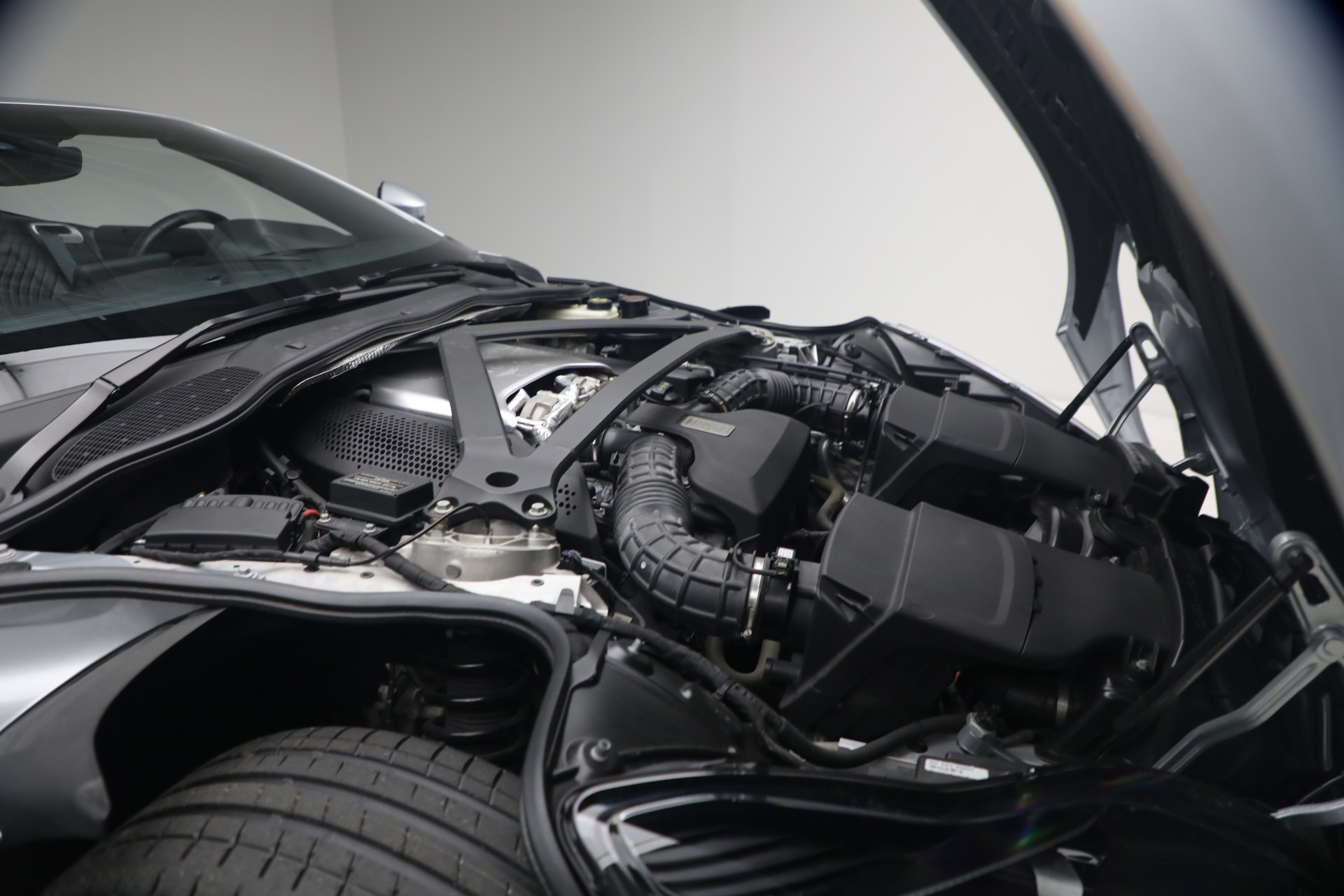 Used-2019-Aston-Martin-DB11-Volante