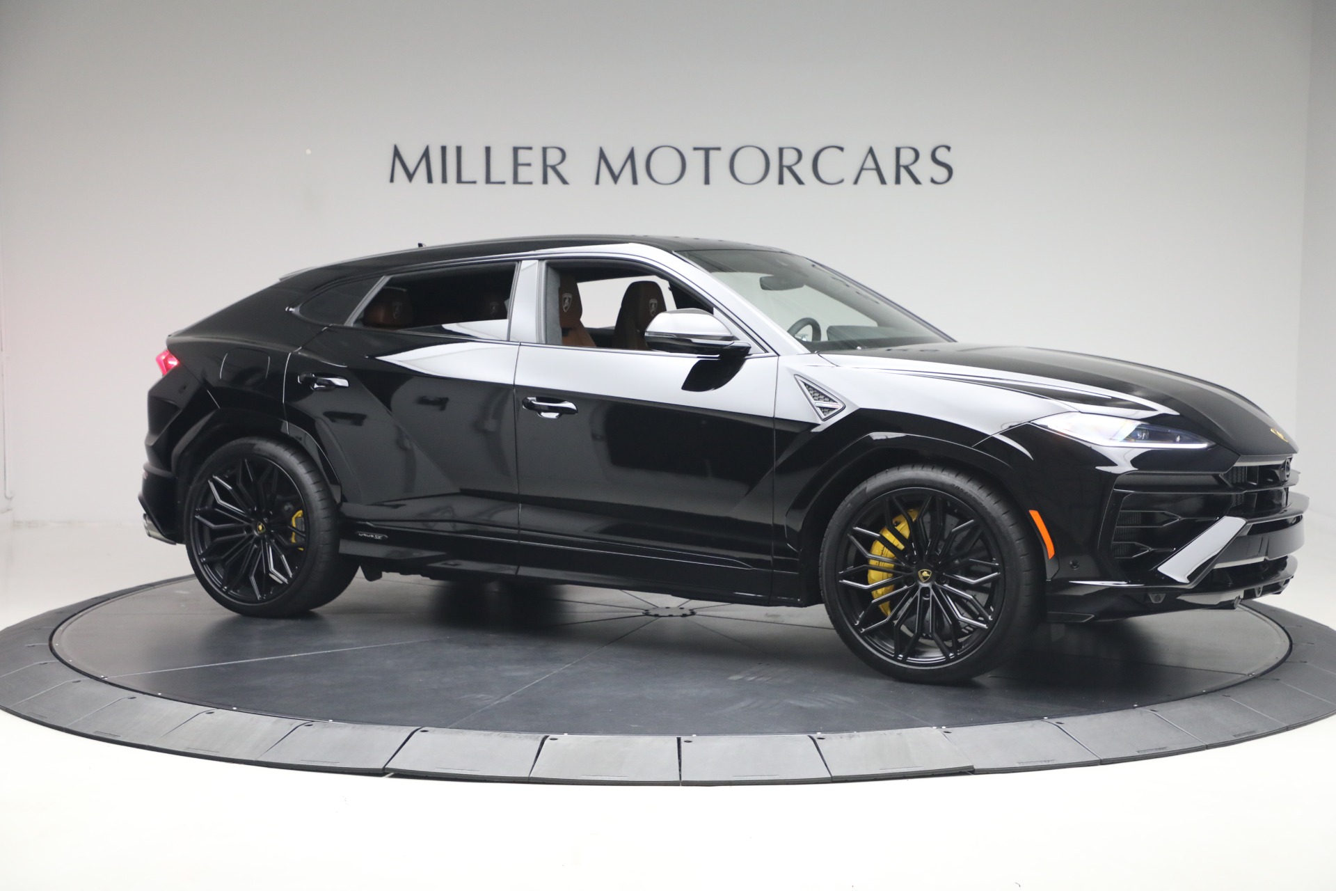 Used-2025-Lamborghini-Urus-SE
