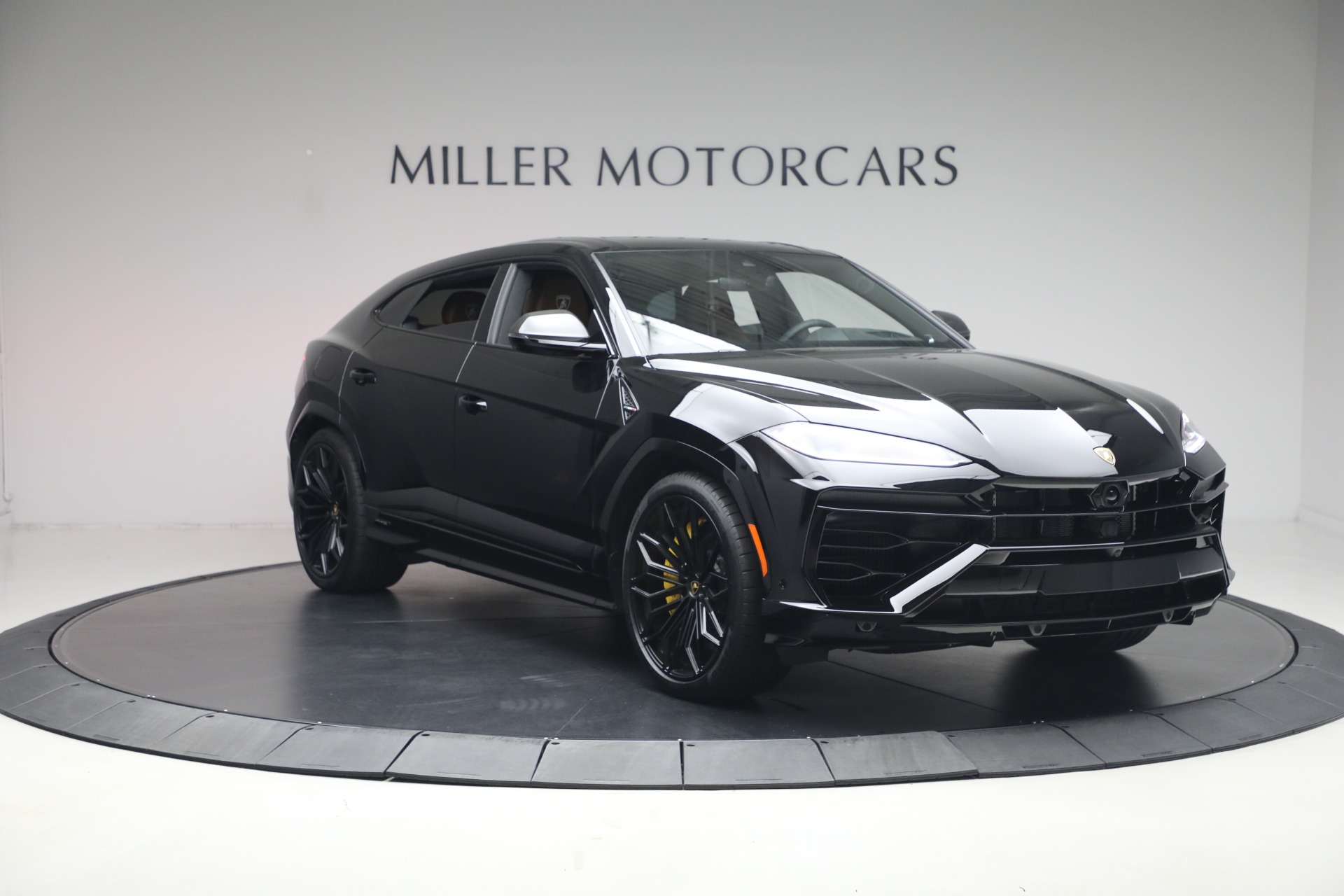 Used-2025-Lamborghini-Urus-SE
