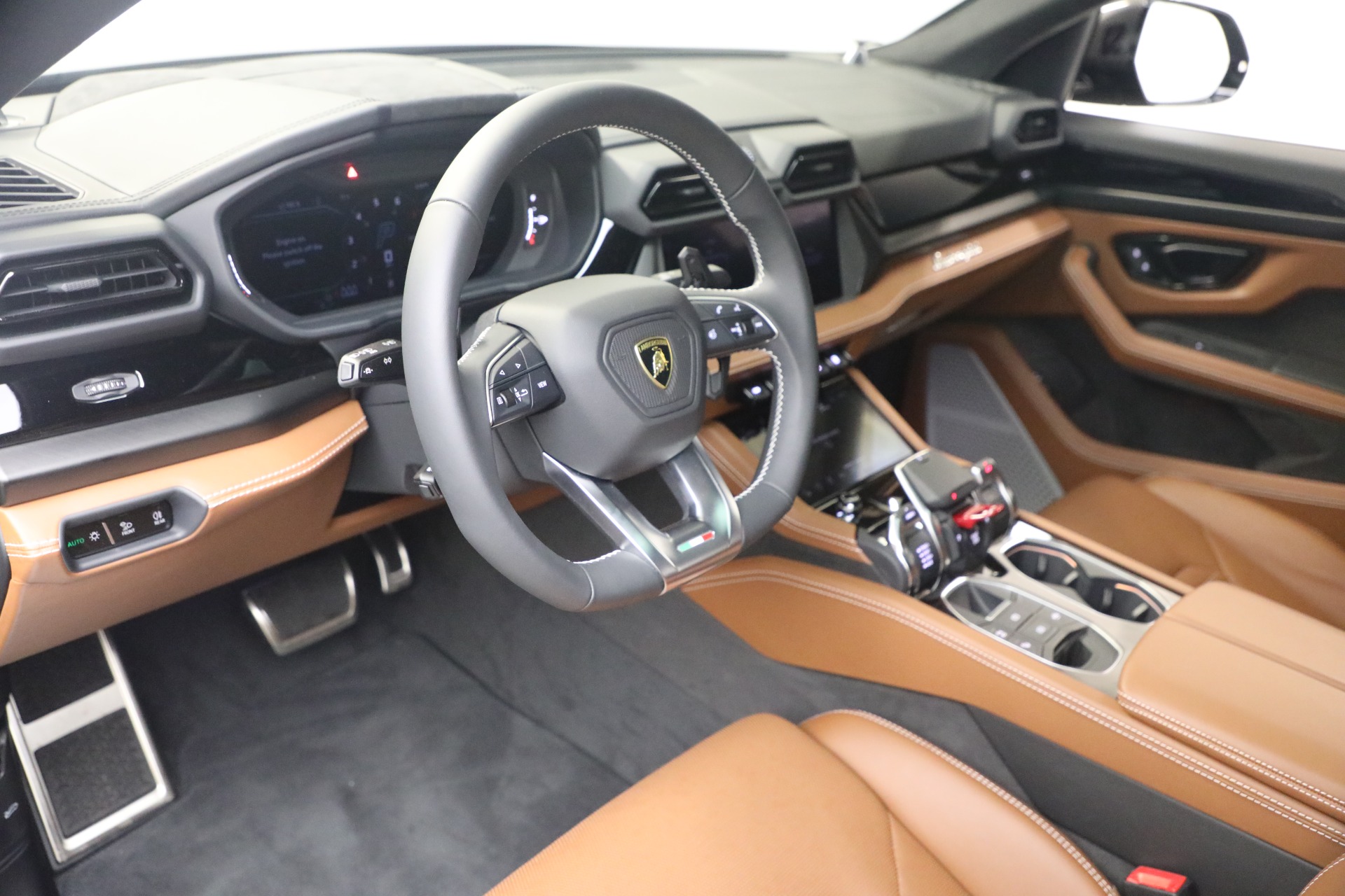 Used-2025-Lamborghini-Urus-SE