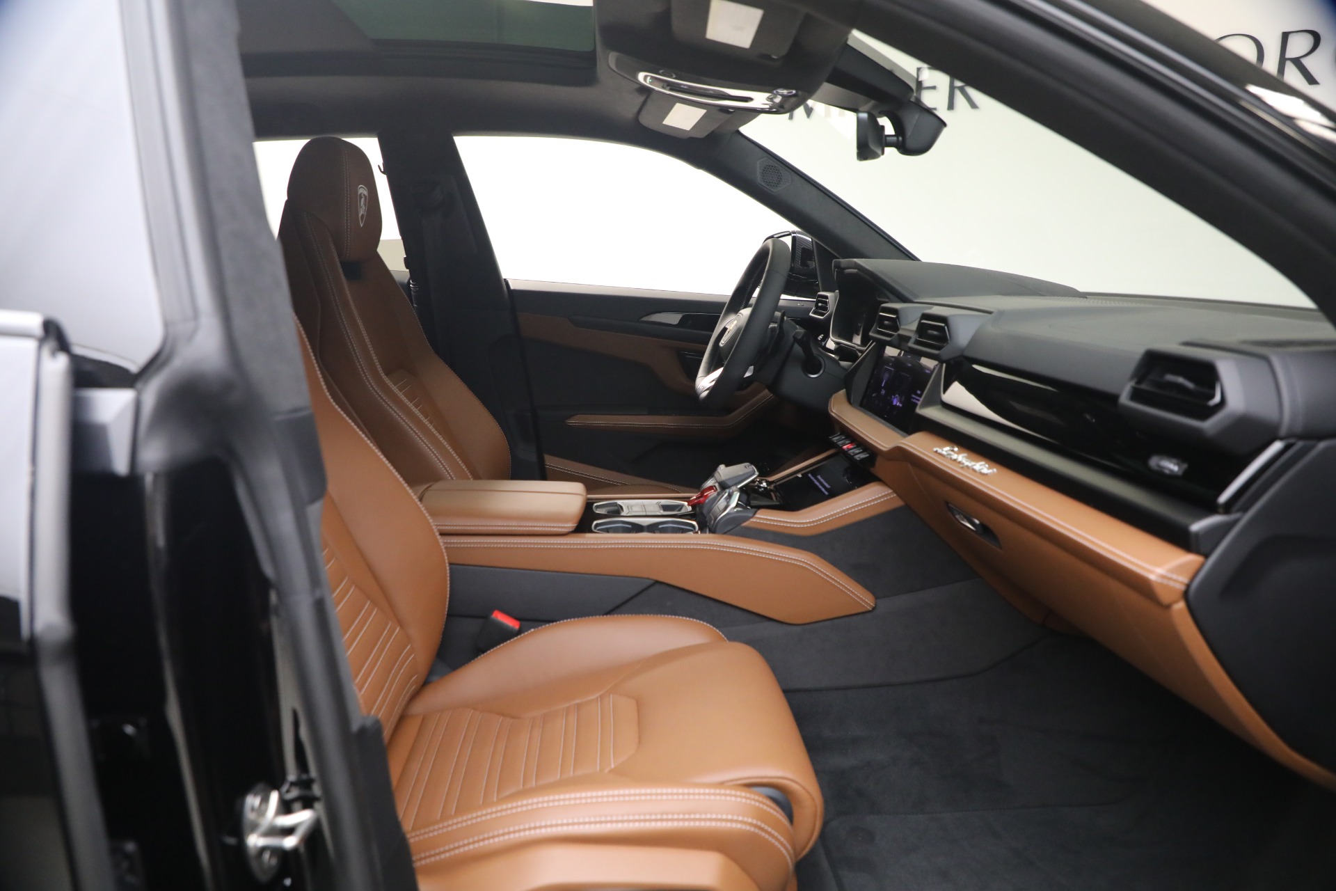 Used-2025-Lamborghini-Urus-SE