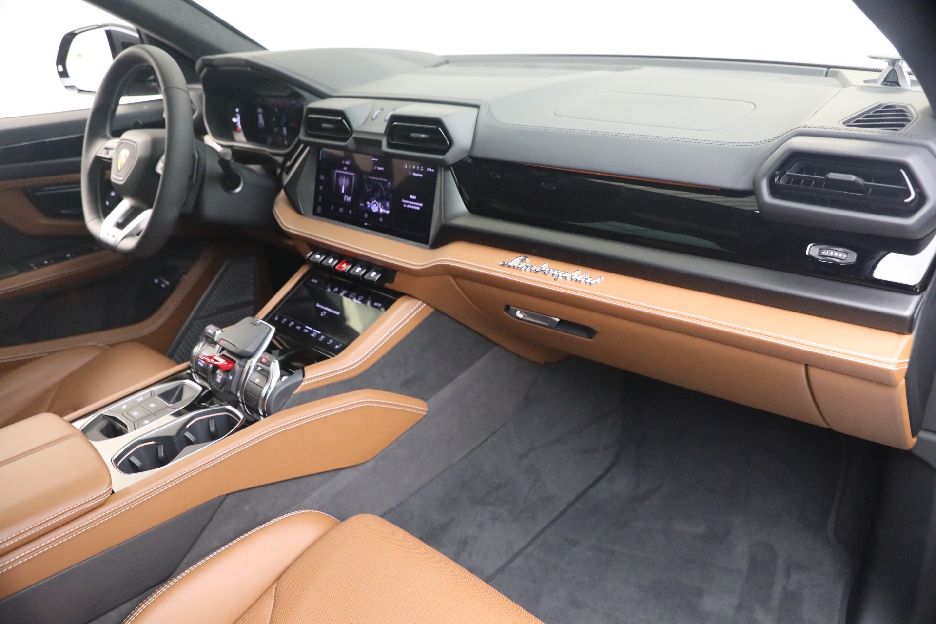 Used-2025-Lamborghini-Urus-SE