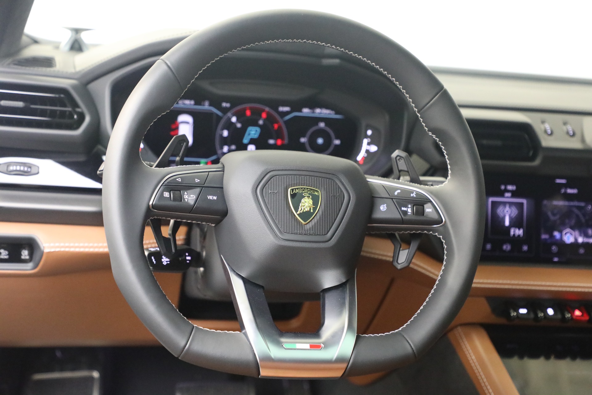 Used-2025-Lamborghini-Urus-SE