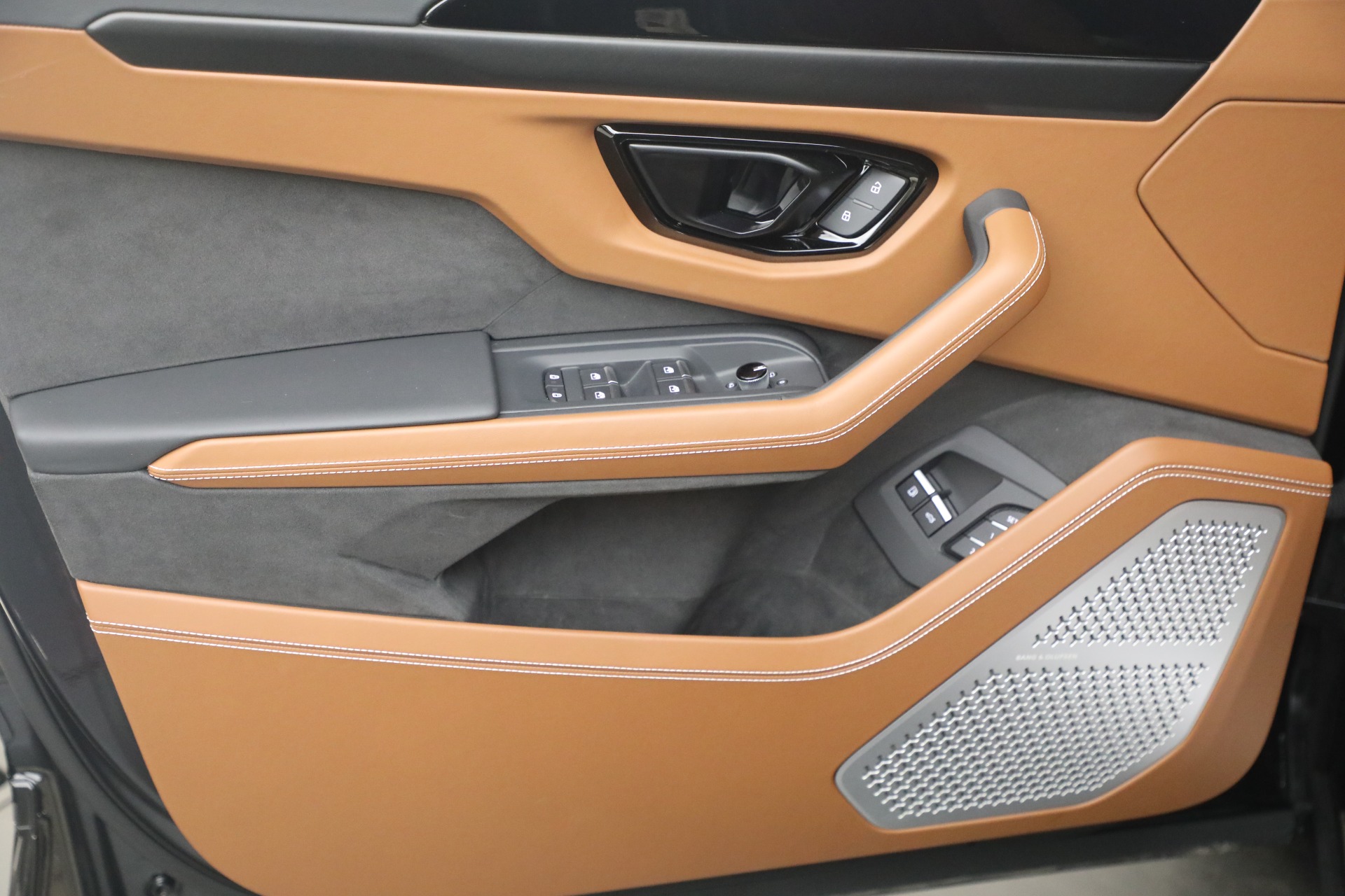 Used-2025-Lamborghini-Urus-SE