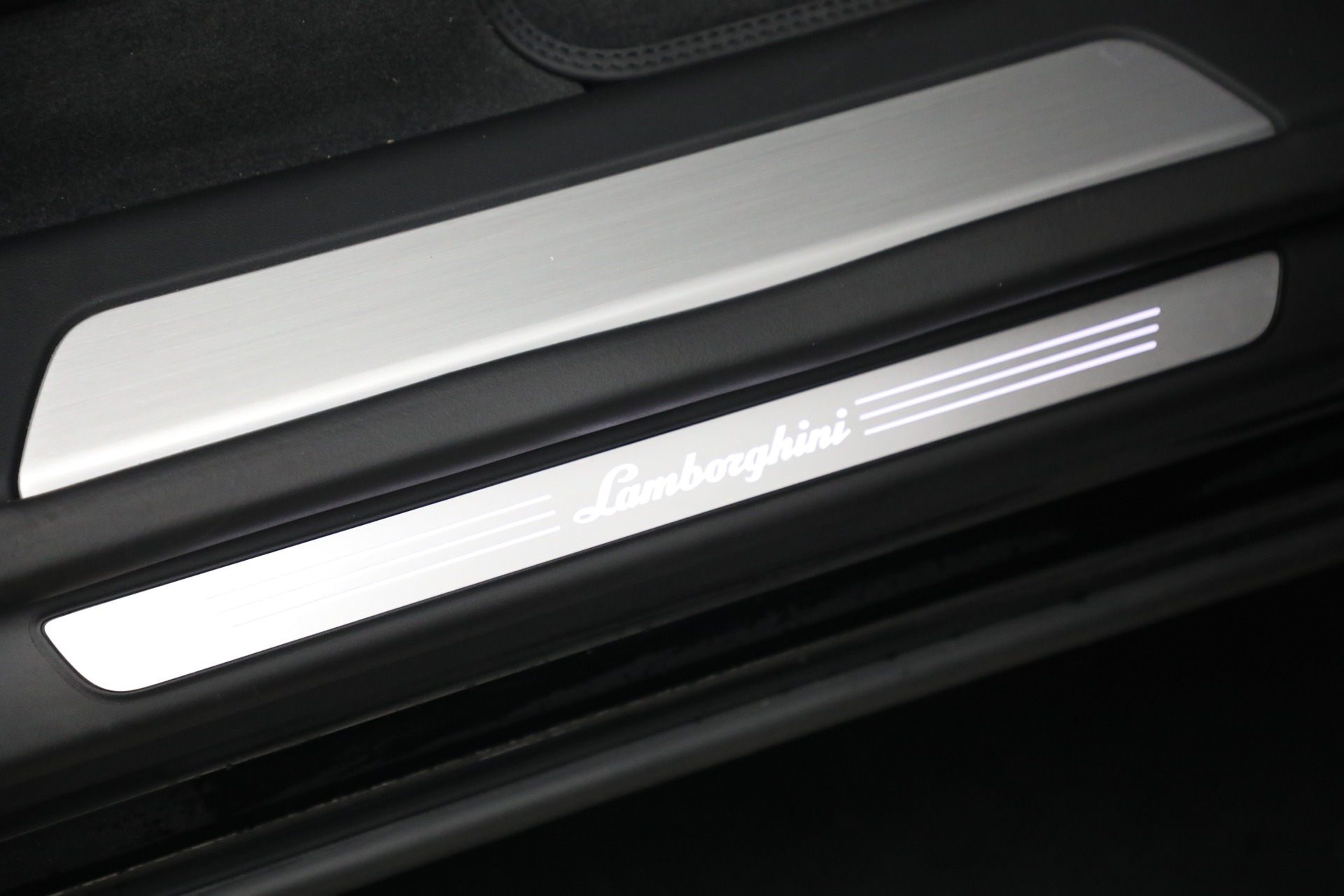 Used-2025-Lamborghini-Urus-SE