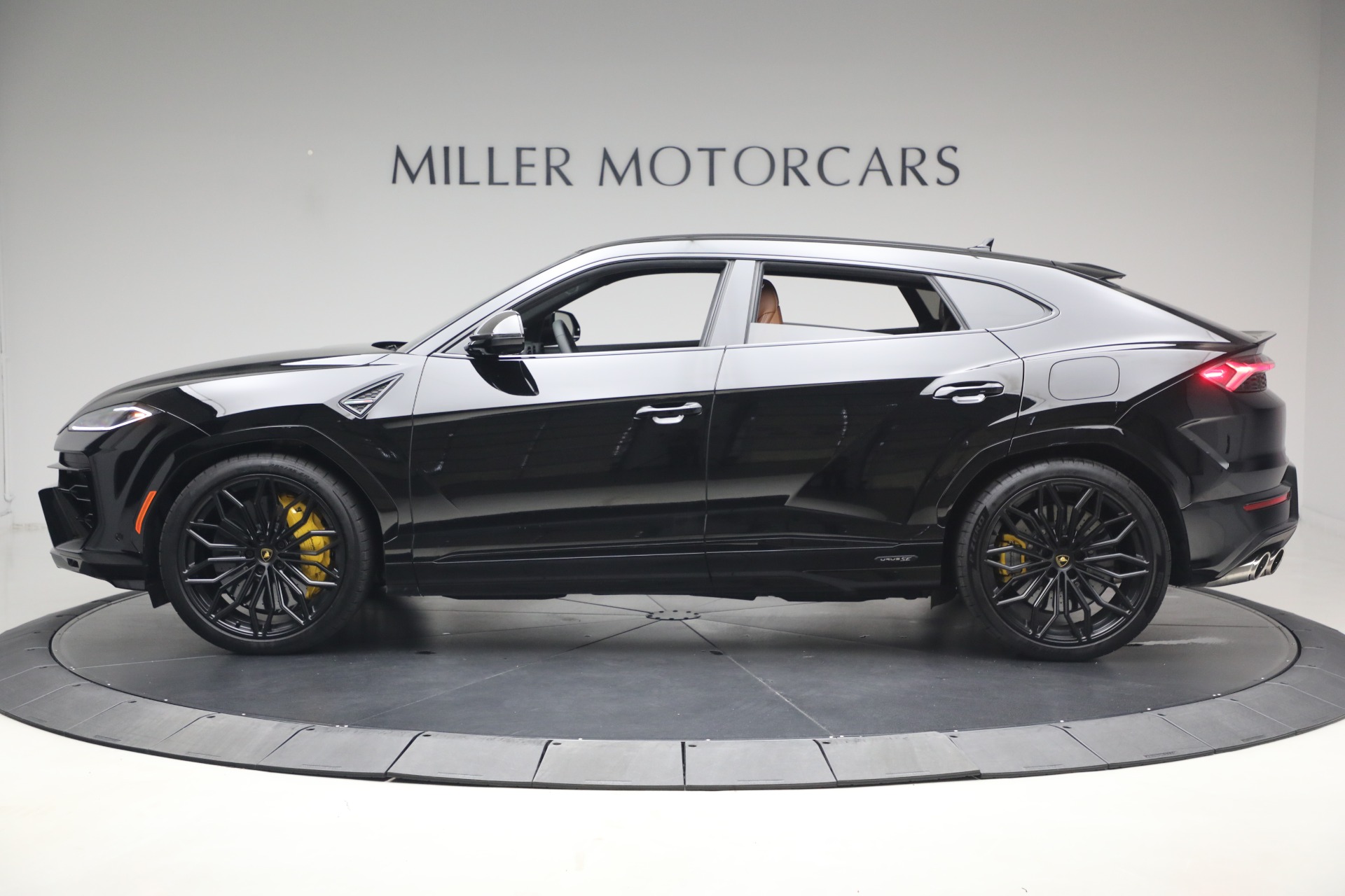Used-2025-Lamborghini-Urus-SE