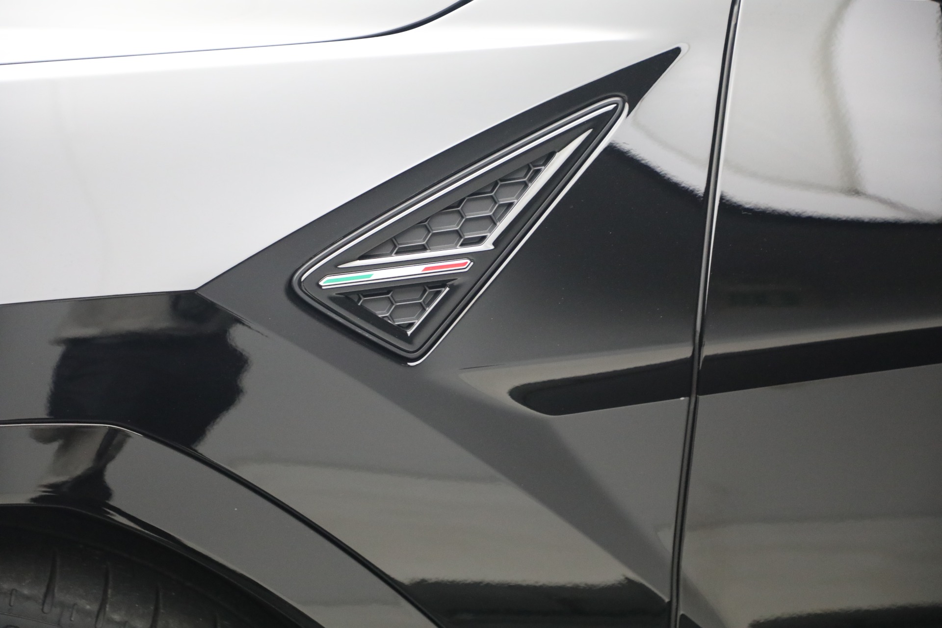 Used-2025-Lamborghini-Urus-SE