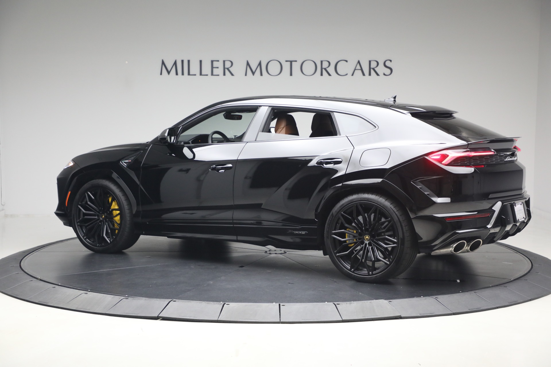 Used-2025-Lamborghini-Urus-SE