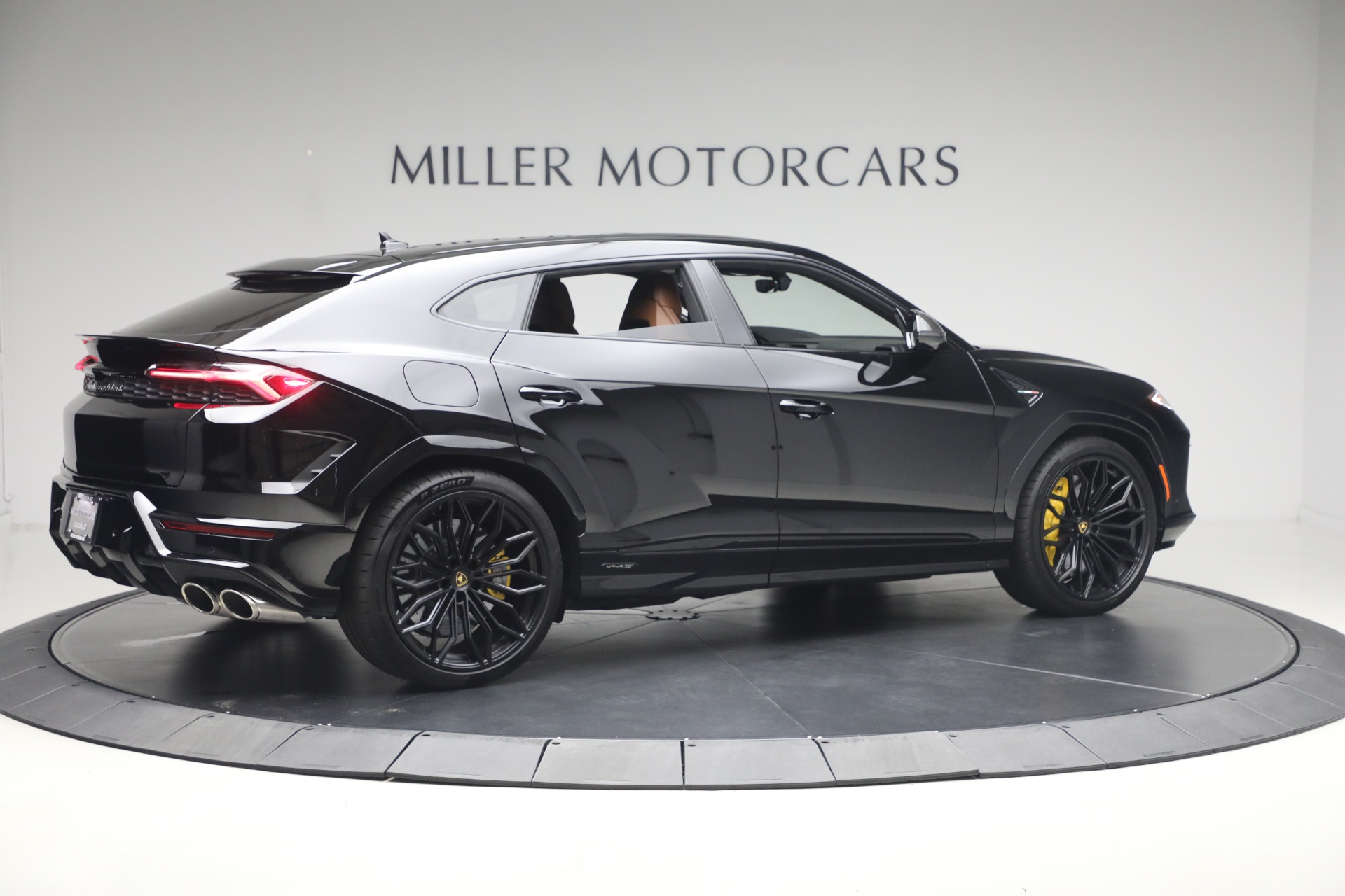 Used-2025-Lamborghini-Urus-SE