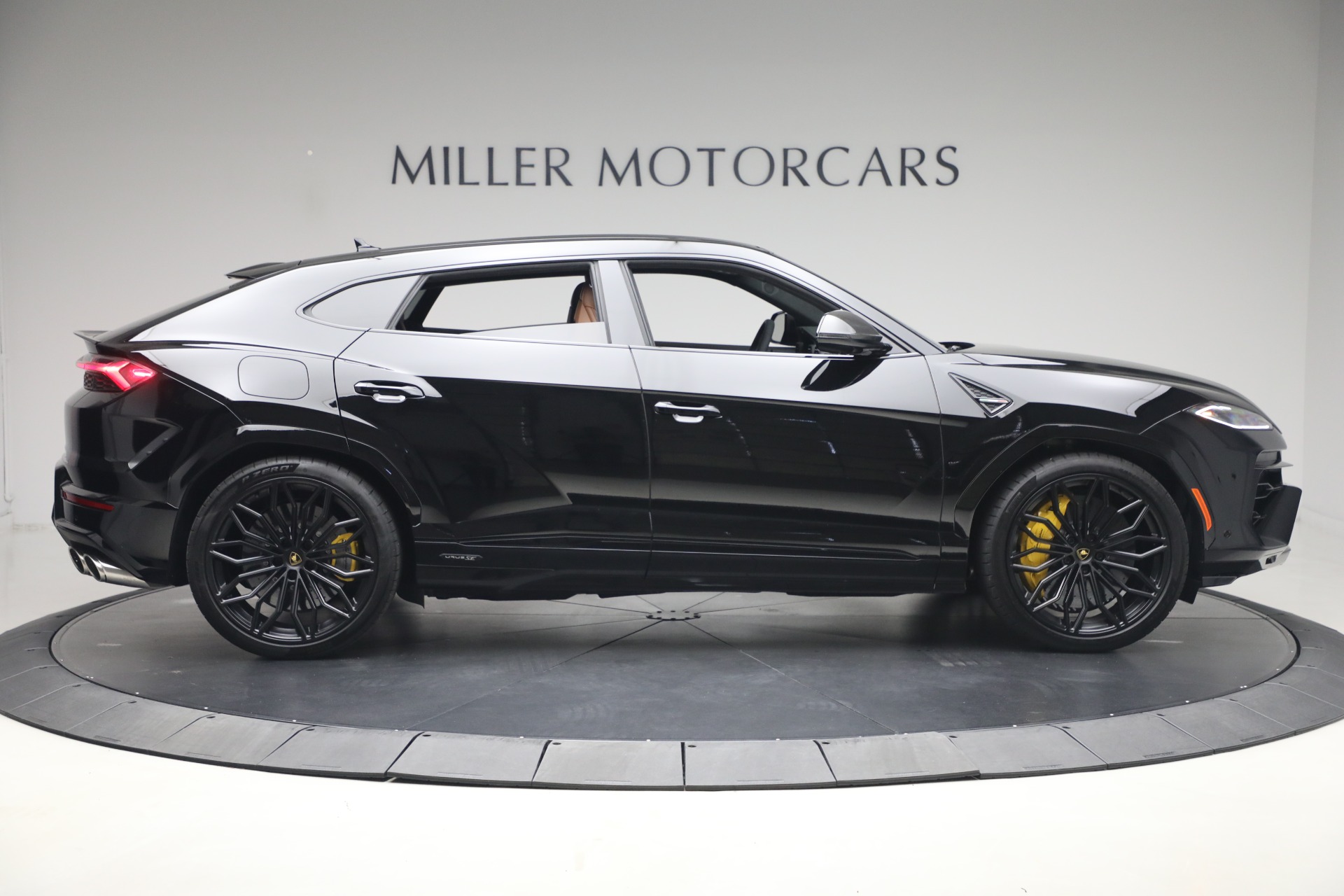 Used-2025-Lamborghini-Urus-SE
