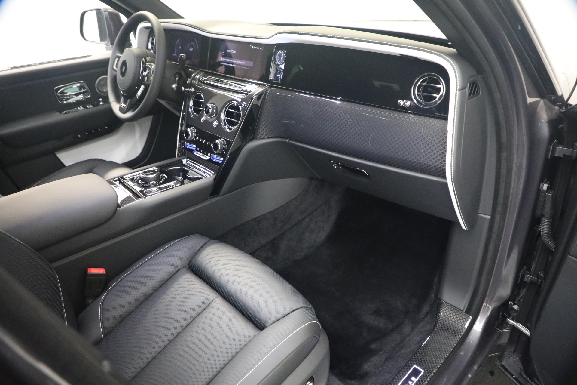 New-2027-Rolls-Royce-Black-Badge-Cullinan
