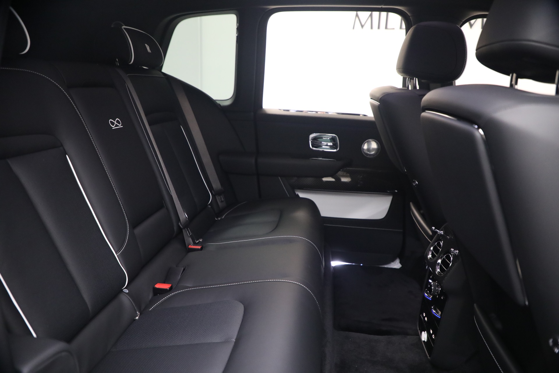 New-2027-Rolls-Royce-Black-Badge-Cullinan