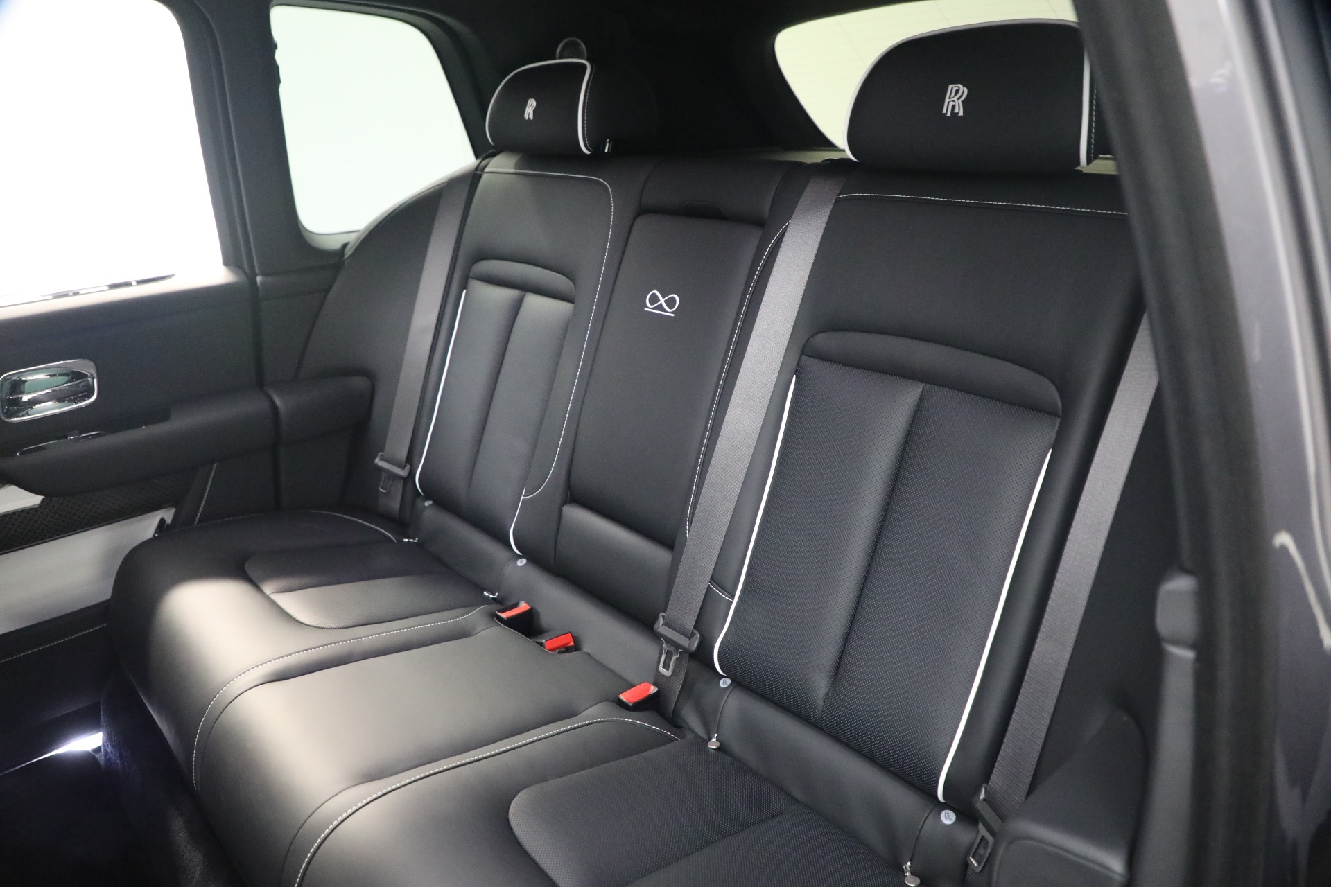 New-2027-Rolls-Royce-Black-Badge-Cullinan