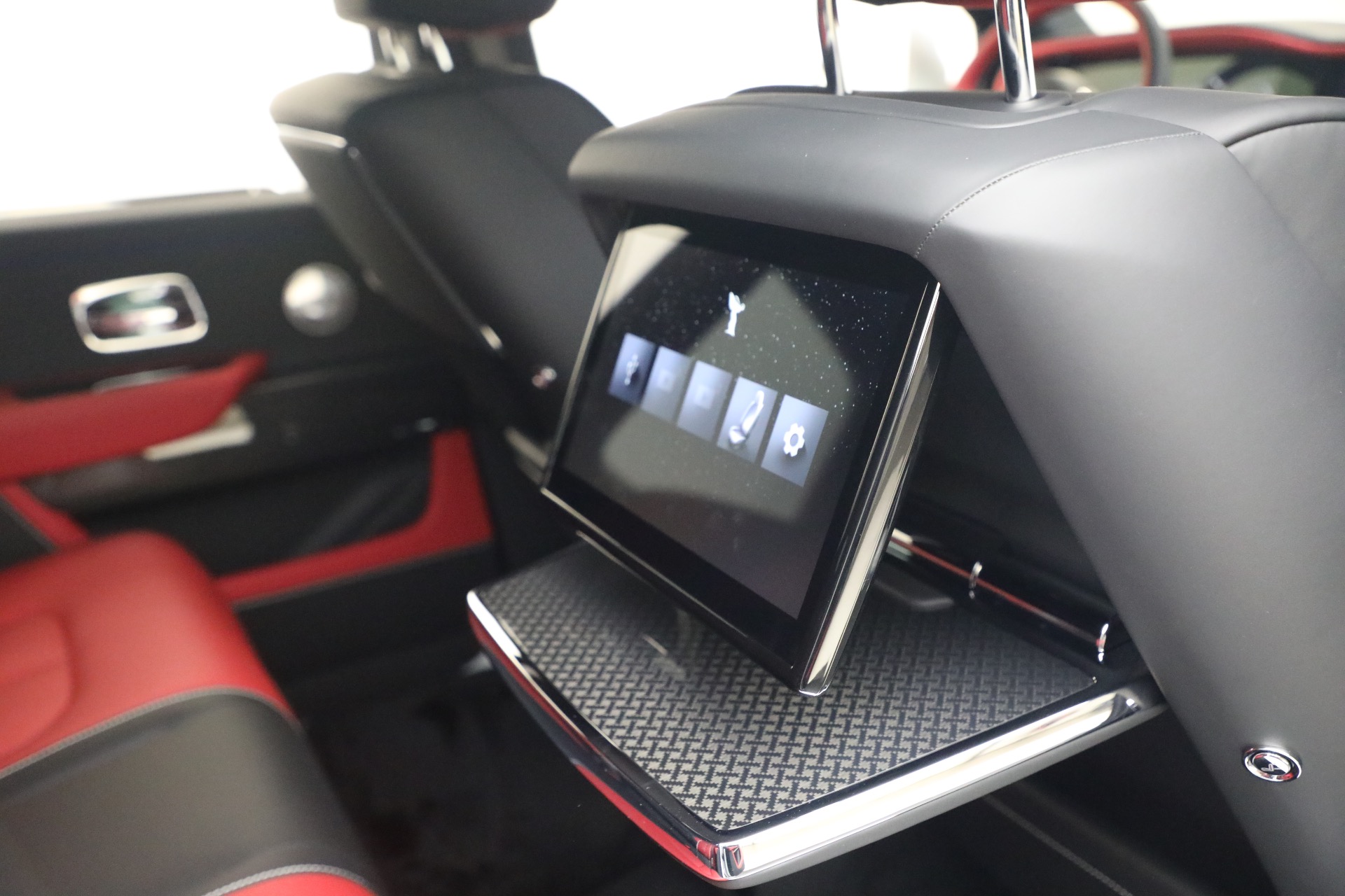 New-2027-Rolls-Royce-Black-Badge-Cullinan
