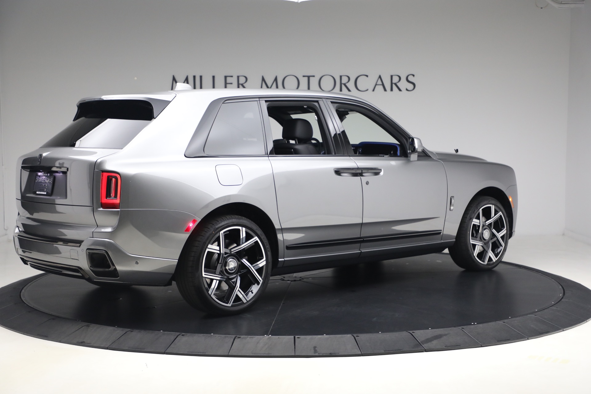 New-2027-Rolls-Royce-Black-Badge-Cullinan