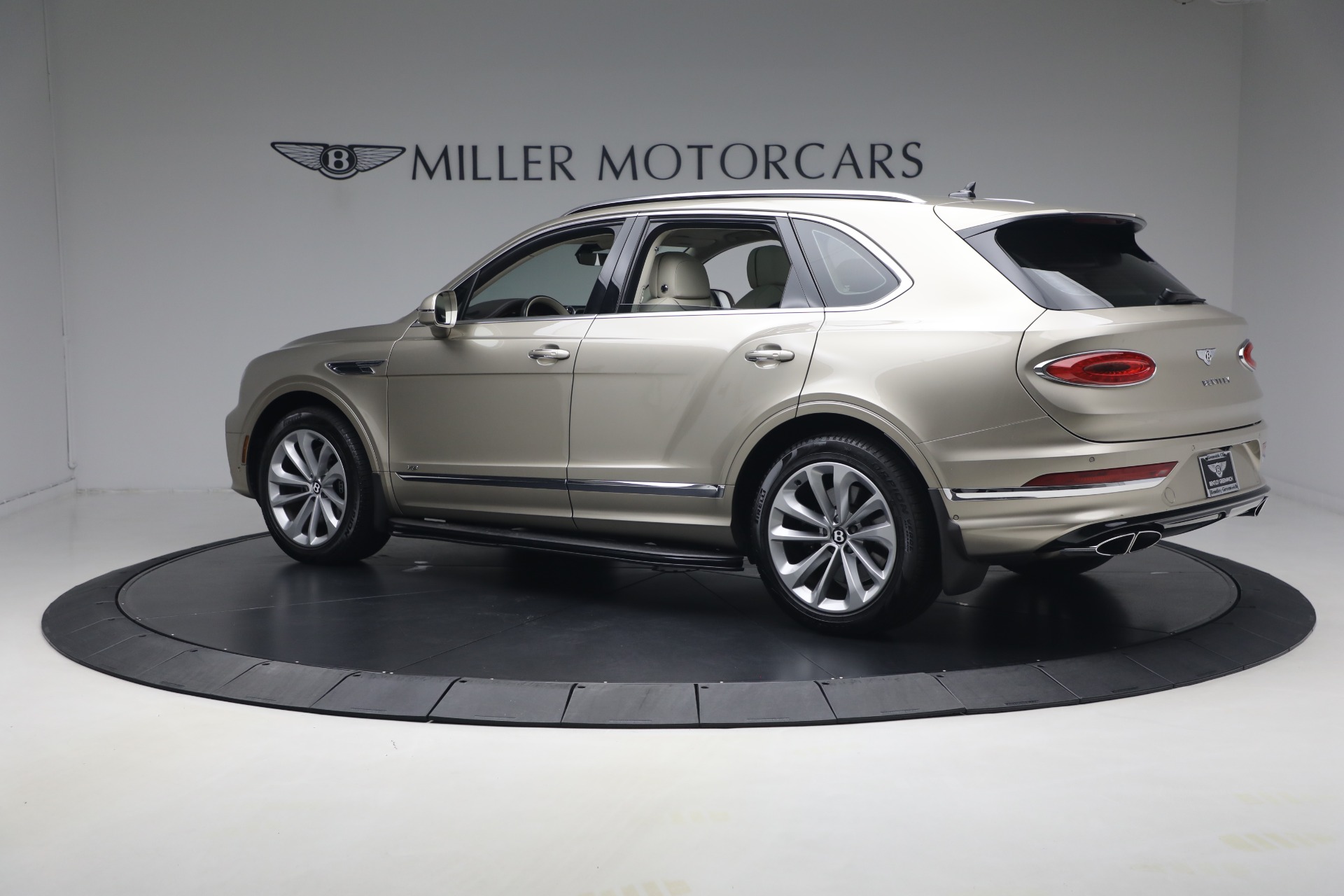 Used-2021-Bentley-Bentayga-V8