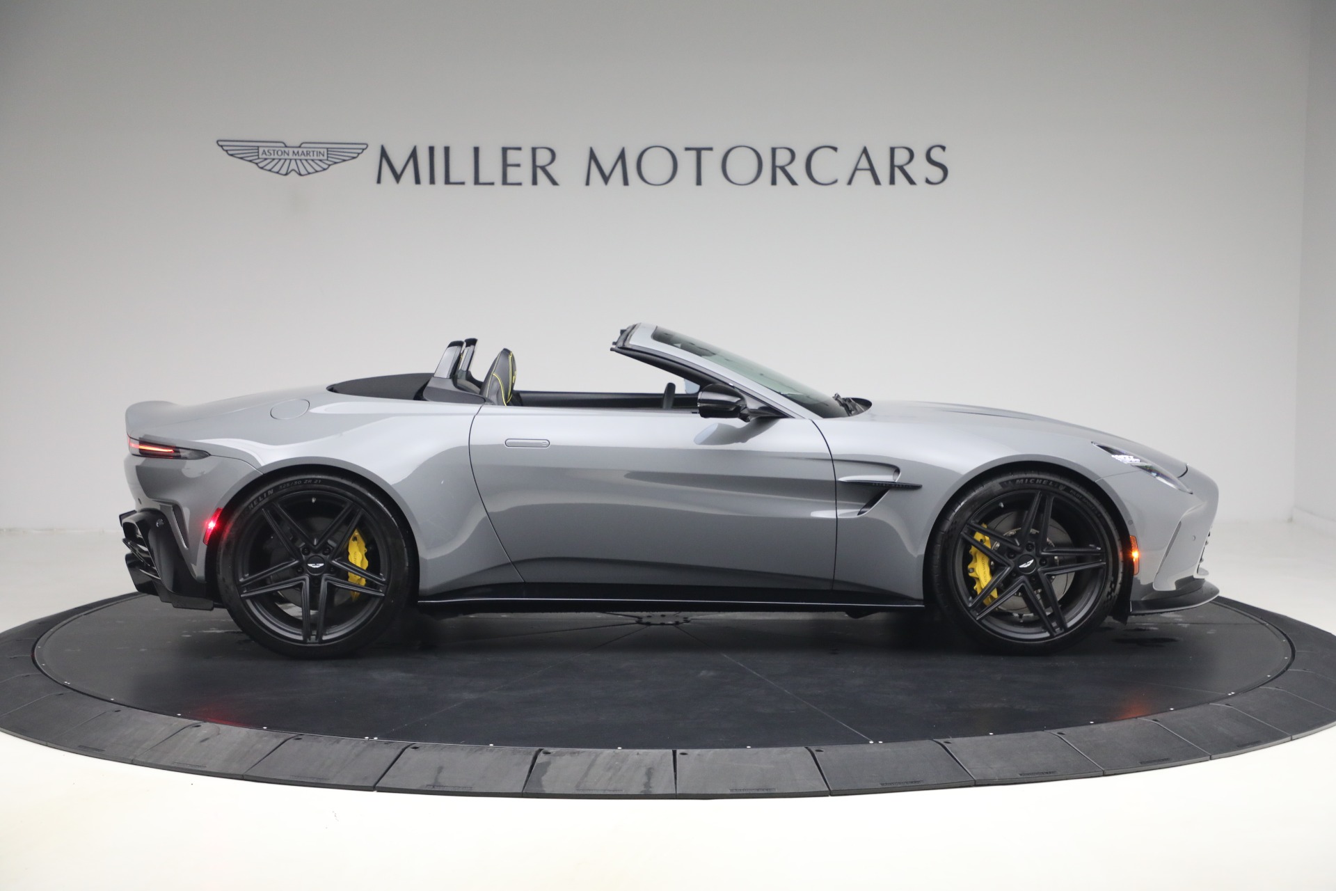 New-2026-Aston-Martin-Vantage-Roadster