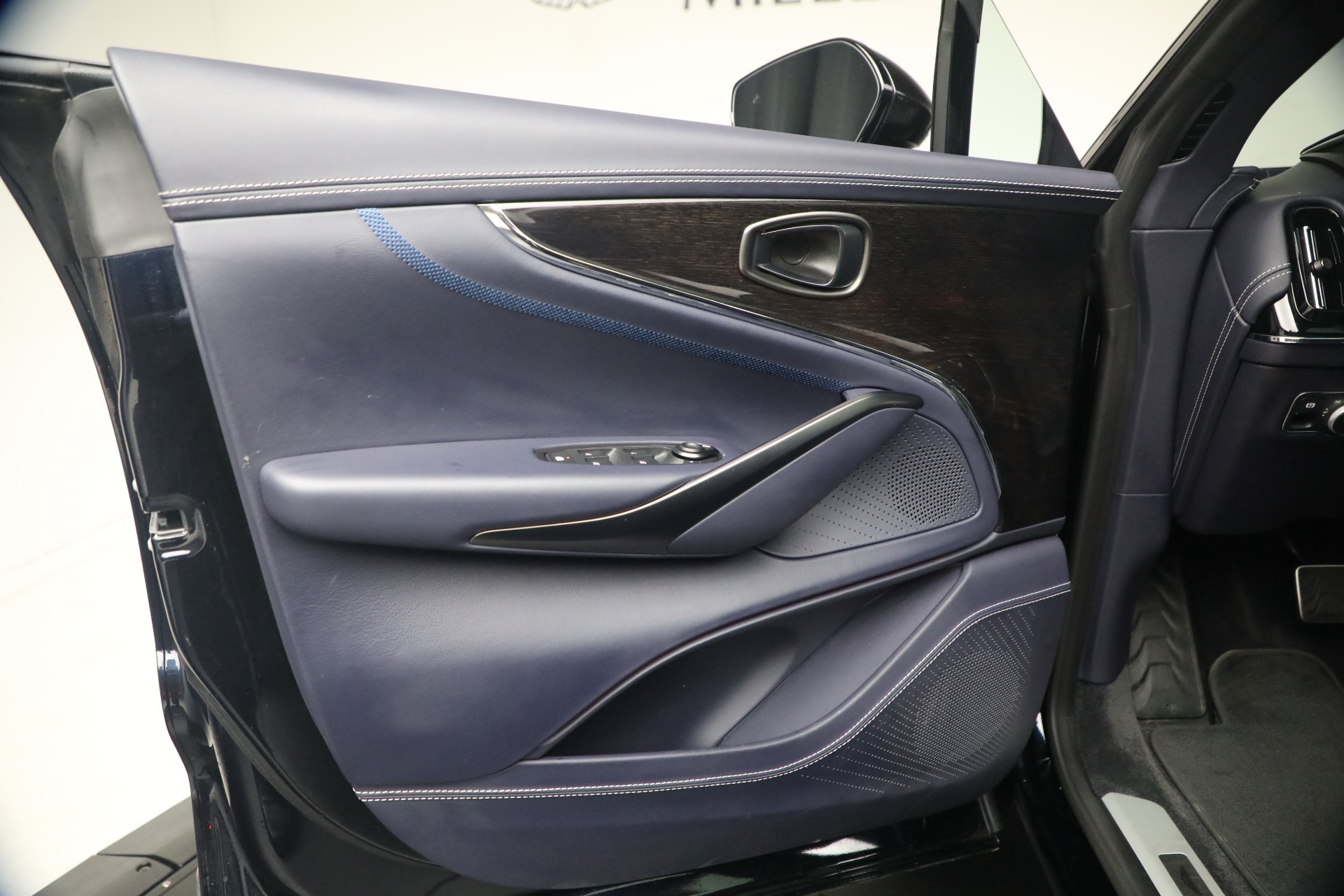 Used-2025-Aston-Martin-DBX-707