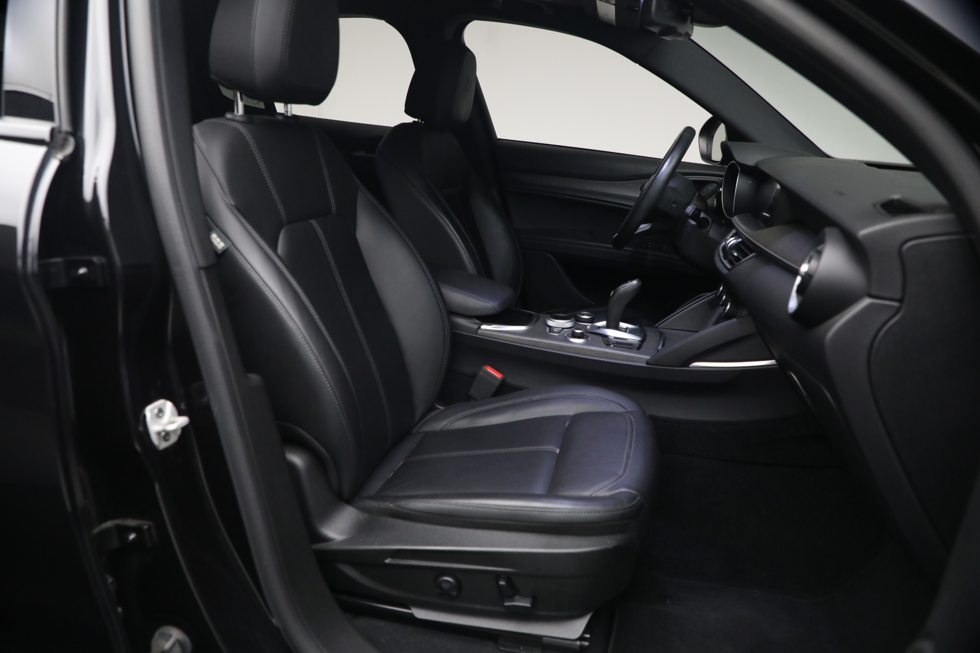 Used-2022-Alfa-Romeo-Stelvio-TI