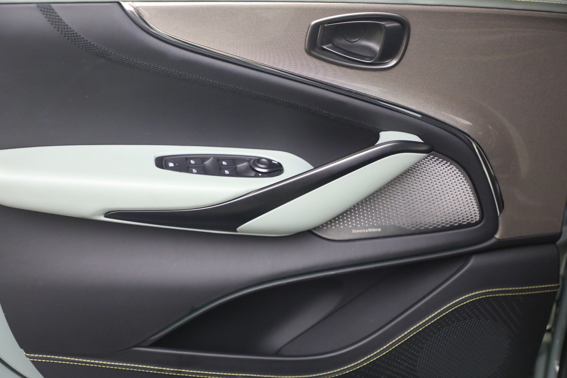Used-2025-Aston-Martin-DBX-707