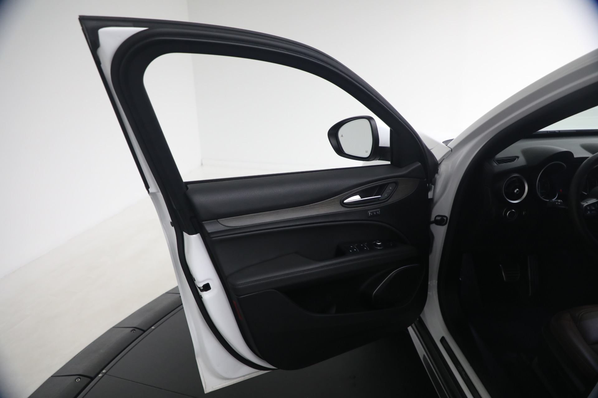 Used-2023-Alfa-Romeo-Stelvio-Ti