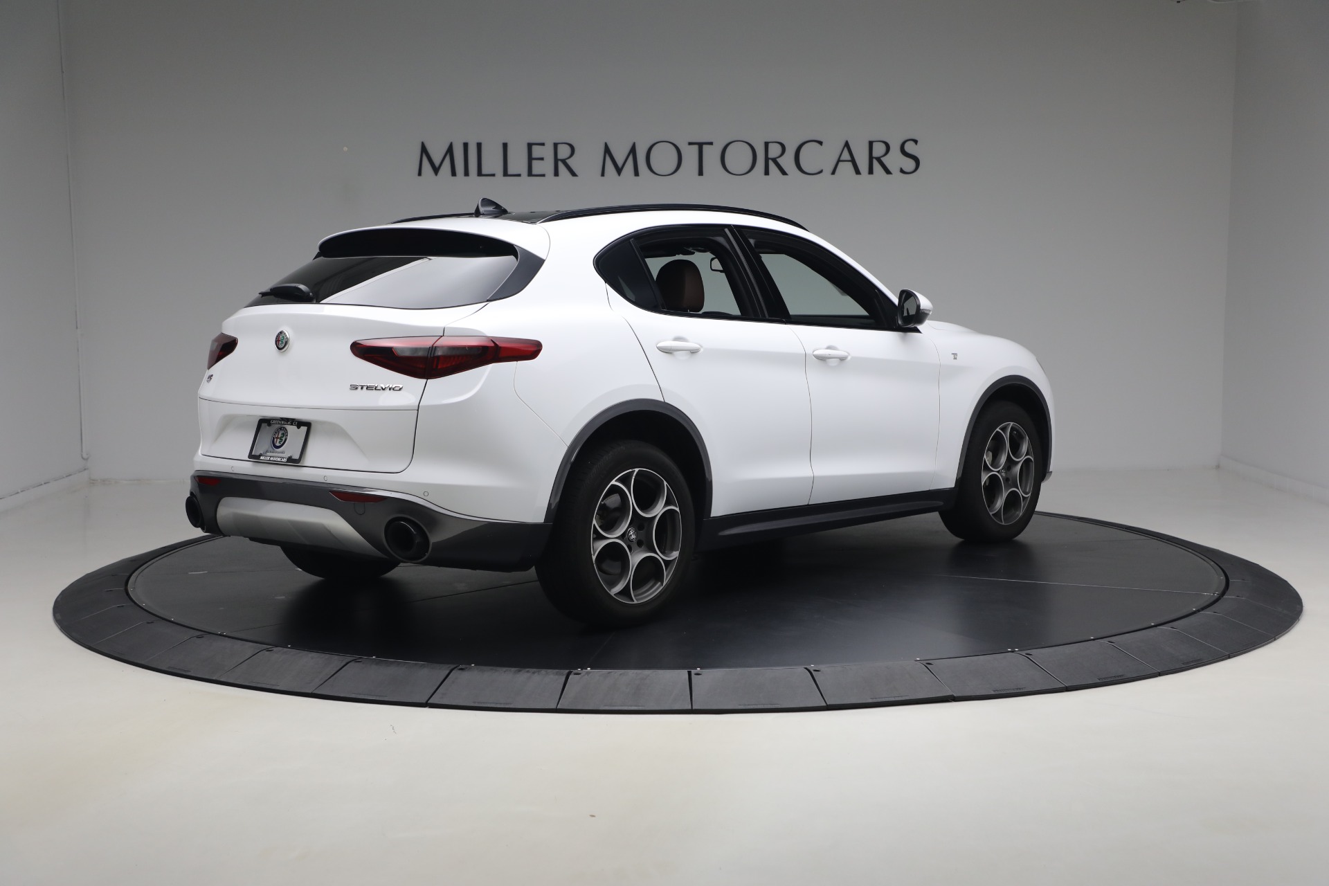 Used-2023-Alfa-Romeo-Stelvio-Ti