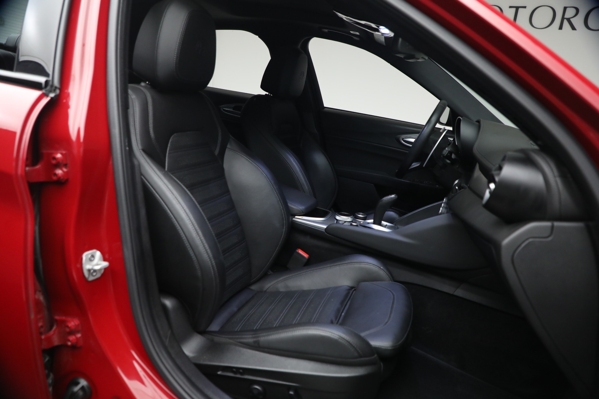Used-2023-Alfa-Romeo-Giulia-Veloce