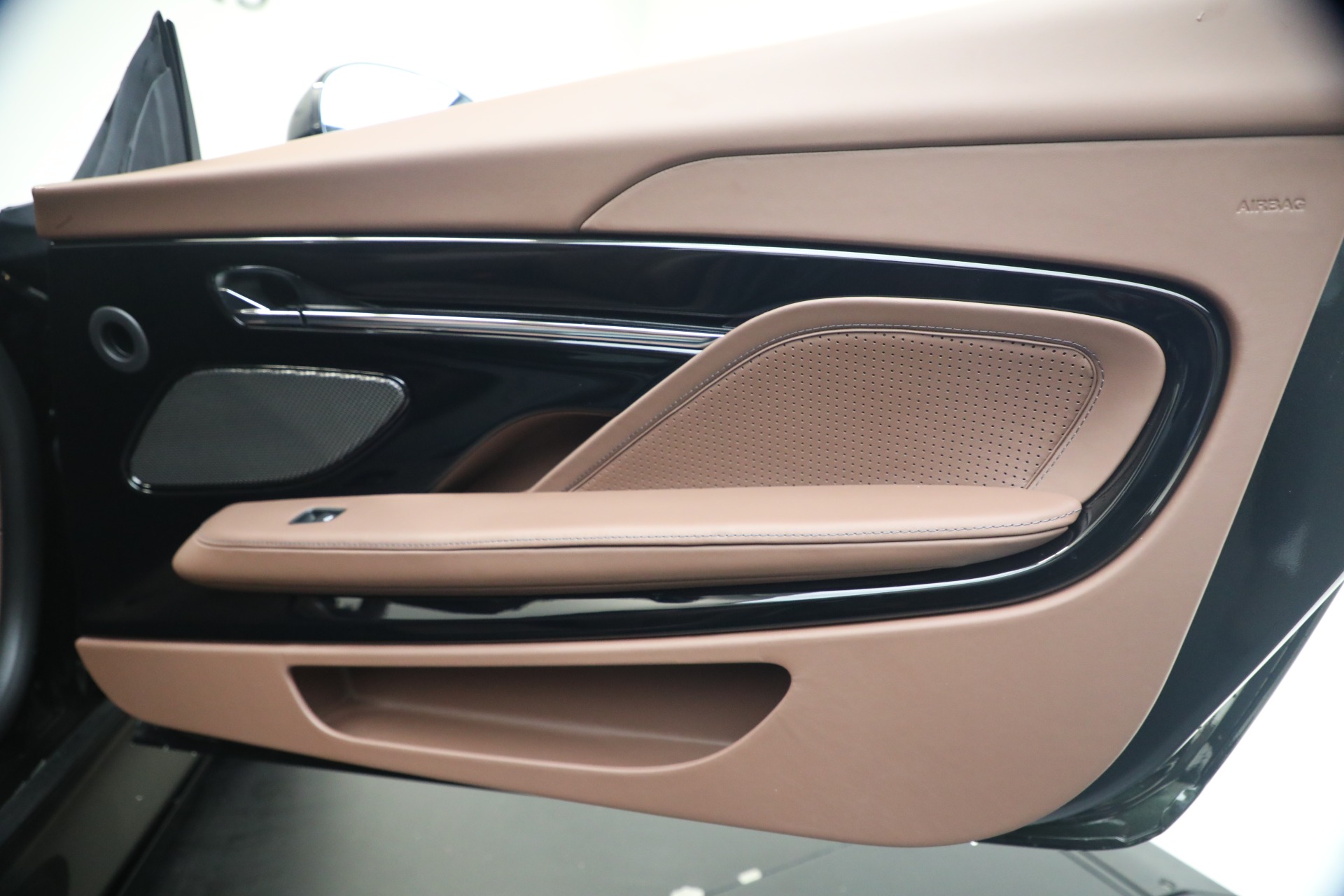 New-2026-Aston-Martin-DB12-S-Volante