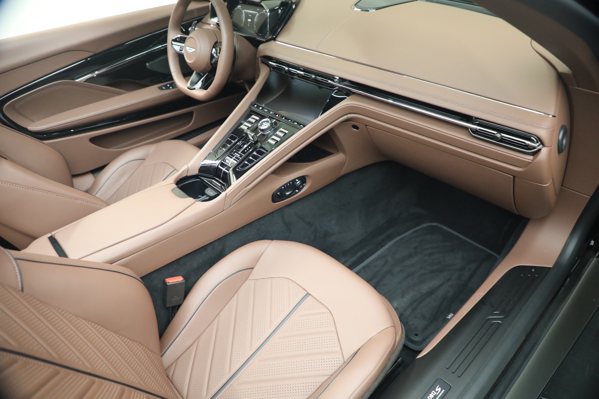 New-2026-Aston-Martin-DB12-S-Volante