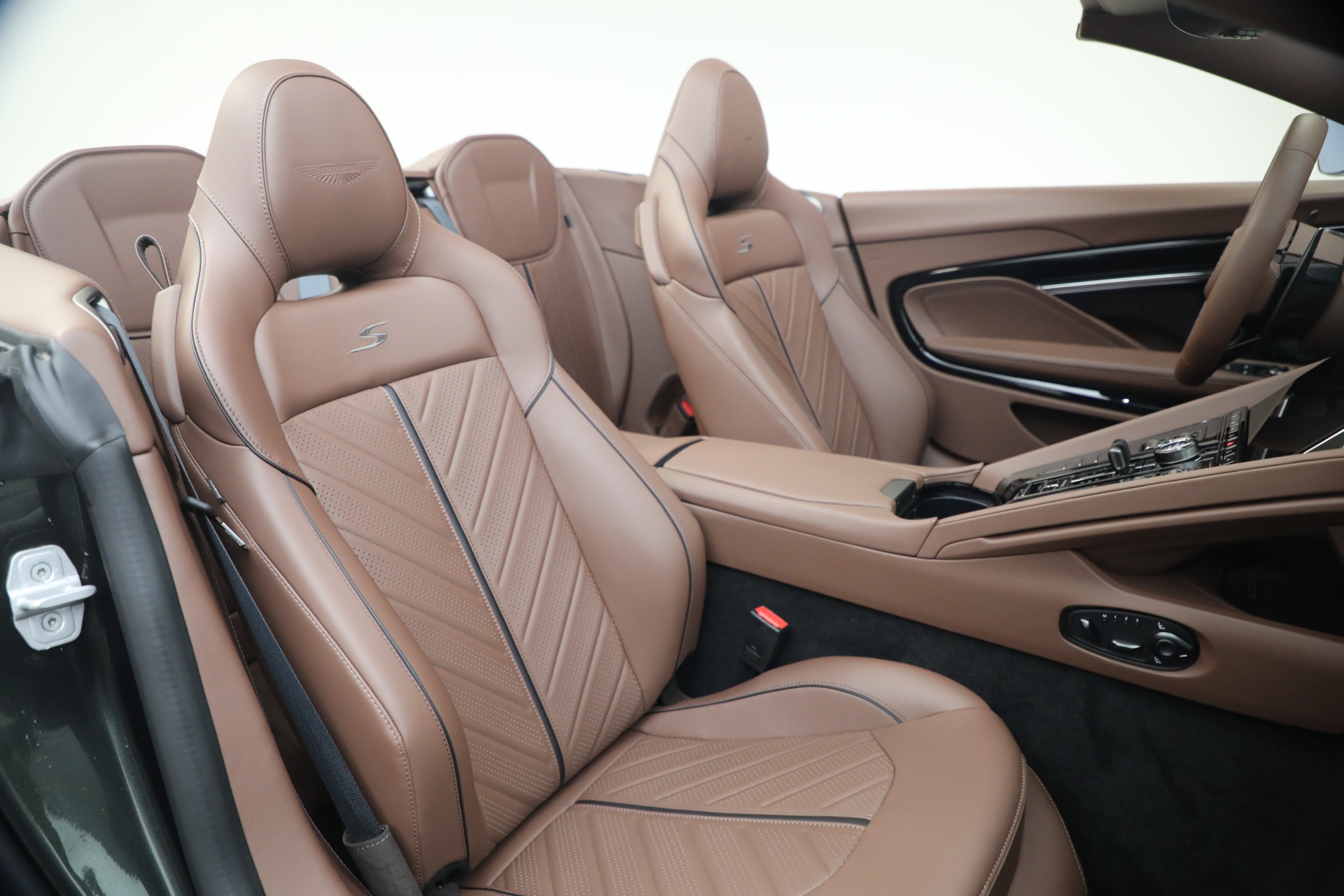 New-2026-Aston-Martin-DB12-S-Volante