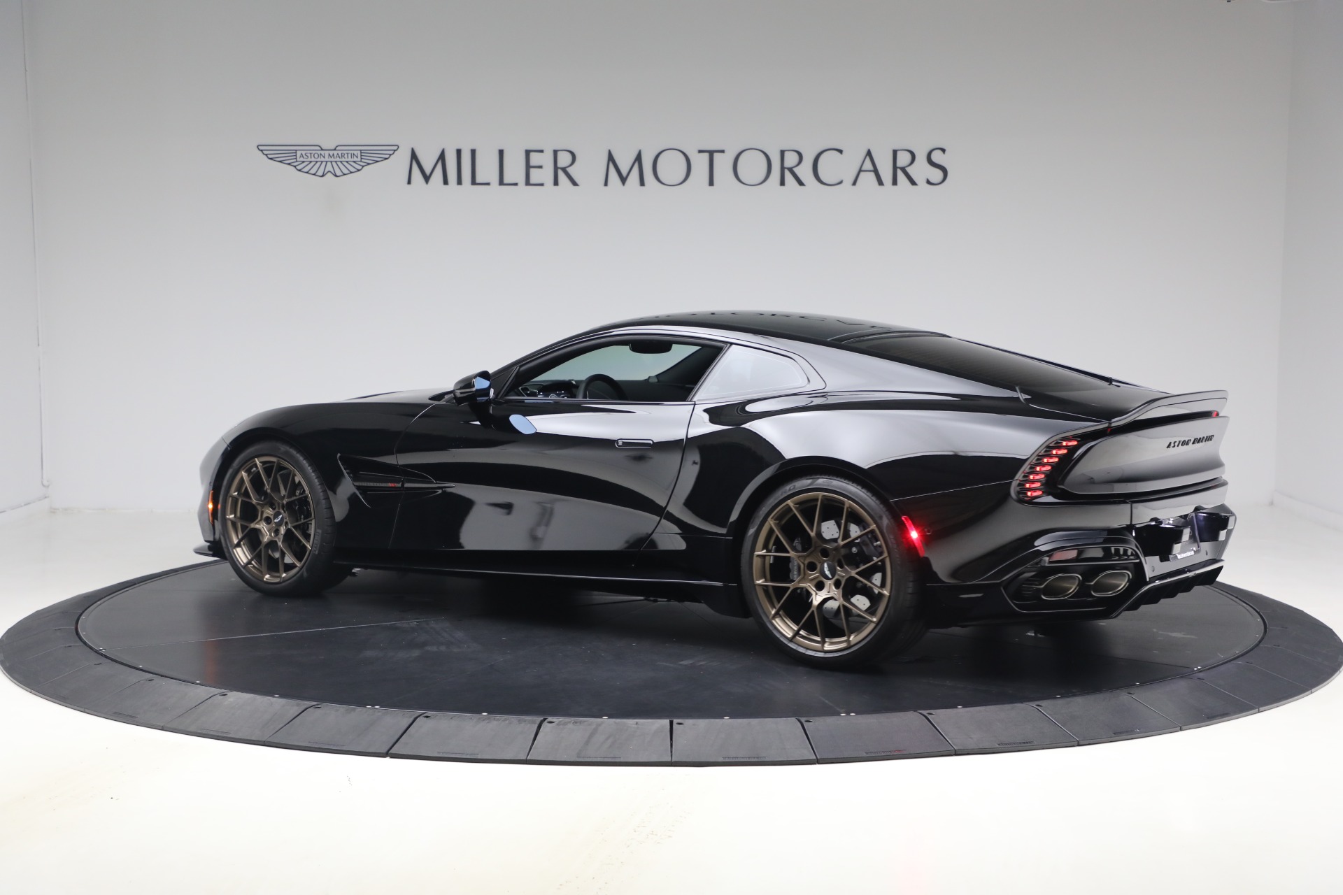 Used-2025-Aston-Martin-Vanquish