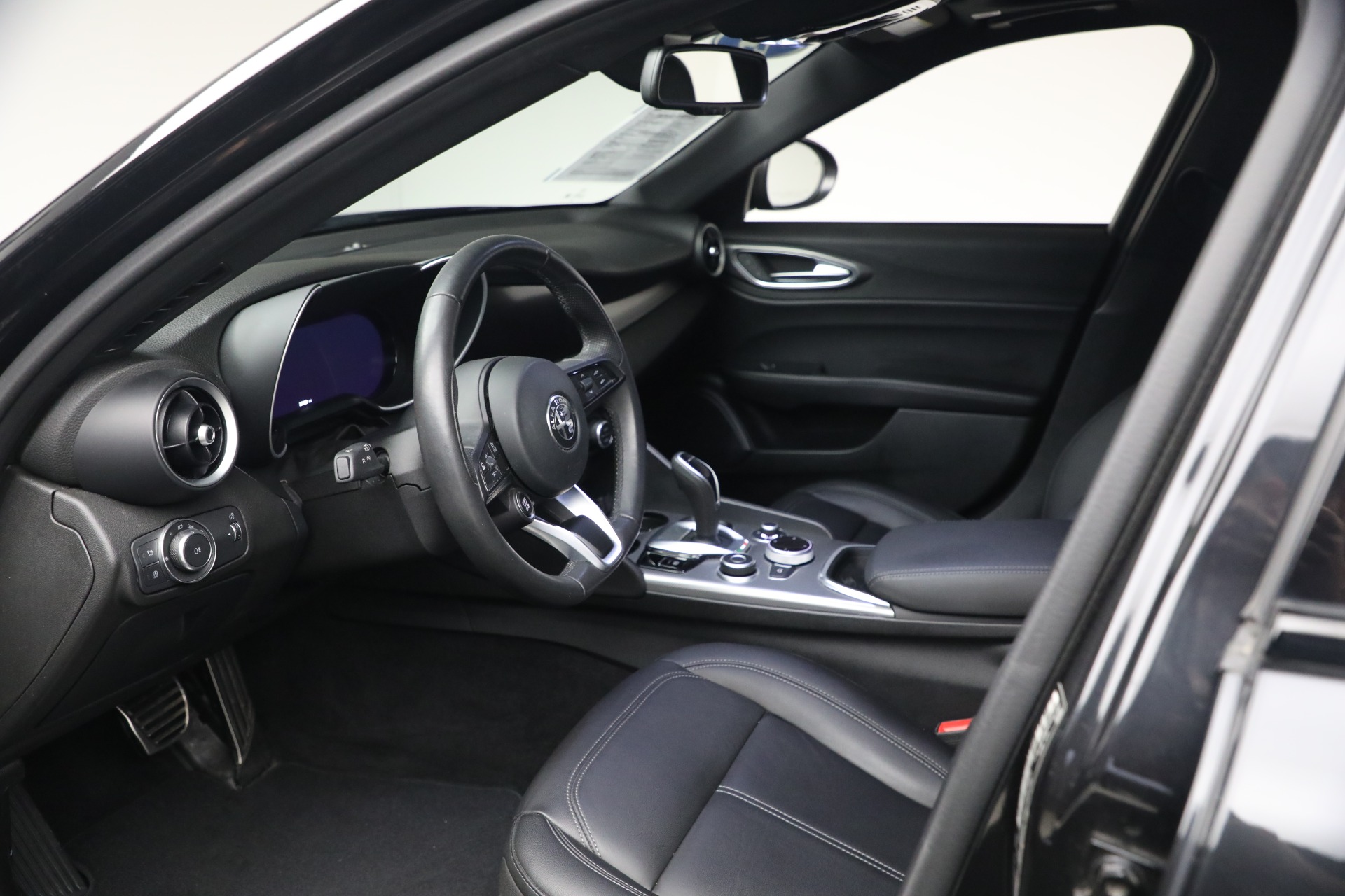 Used-2024-Alfa-Romeo-Giulia-Ti